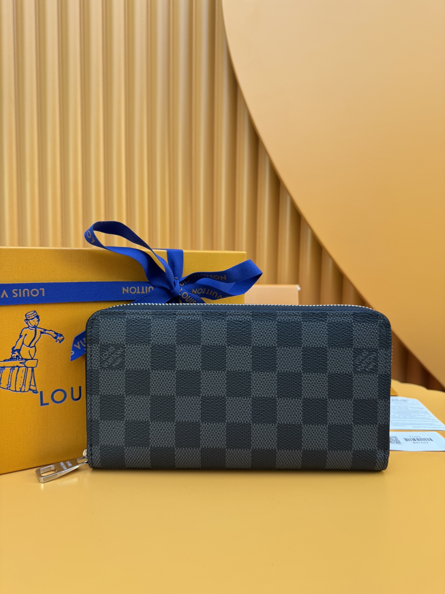 NO:673375,N41662 'Special Duty Free' [Official special edition·First class material·All steel hardware·Anti-counterfeiting chip·Full set of packaging] As one of Louis Vuitton's representative works, this Zippy zipper wallet is made of canvas and is practical, including spacious compartments, a Zippered coin pocket and multiple credit card slots. Named for its secure wraparound zipper, this wallet is lined with grained leather. Fully functional, it can also be used as a clutch. 19.5x10.5x2.5cm, LV wallet, louis vuitton,louis vuitton,wallets,handbag19860909N41662 《特級免稅》[官方专版·一級材料·全鋼五金·防偽芯片·全套包裝］作为路易威登代表性作品之一,此款Zippy拉链钱夹由帆布制成,具有实用性,包含宽敞隔层、一个拉链硬币袋和多个信用卡槽.该钱夹因其牢靠的环绕式拉链而得名,配有粒面皮革内衬.功能齐全,亦可用作手拿包.19.5x10.5x2.5cm,LV钱包,louis vuitton,louis vuitton,wallets,handbag,欧美剧