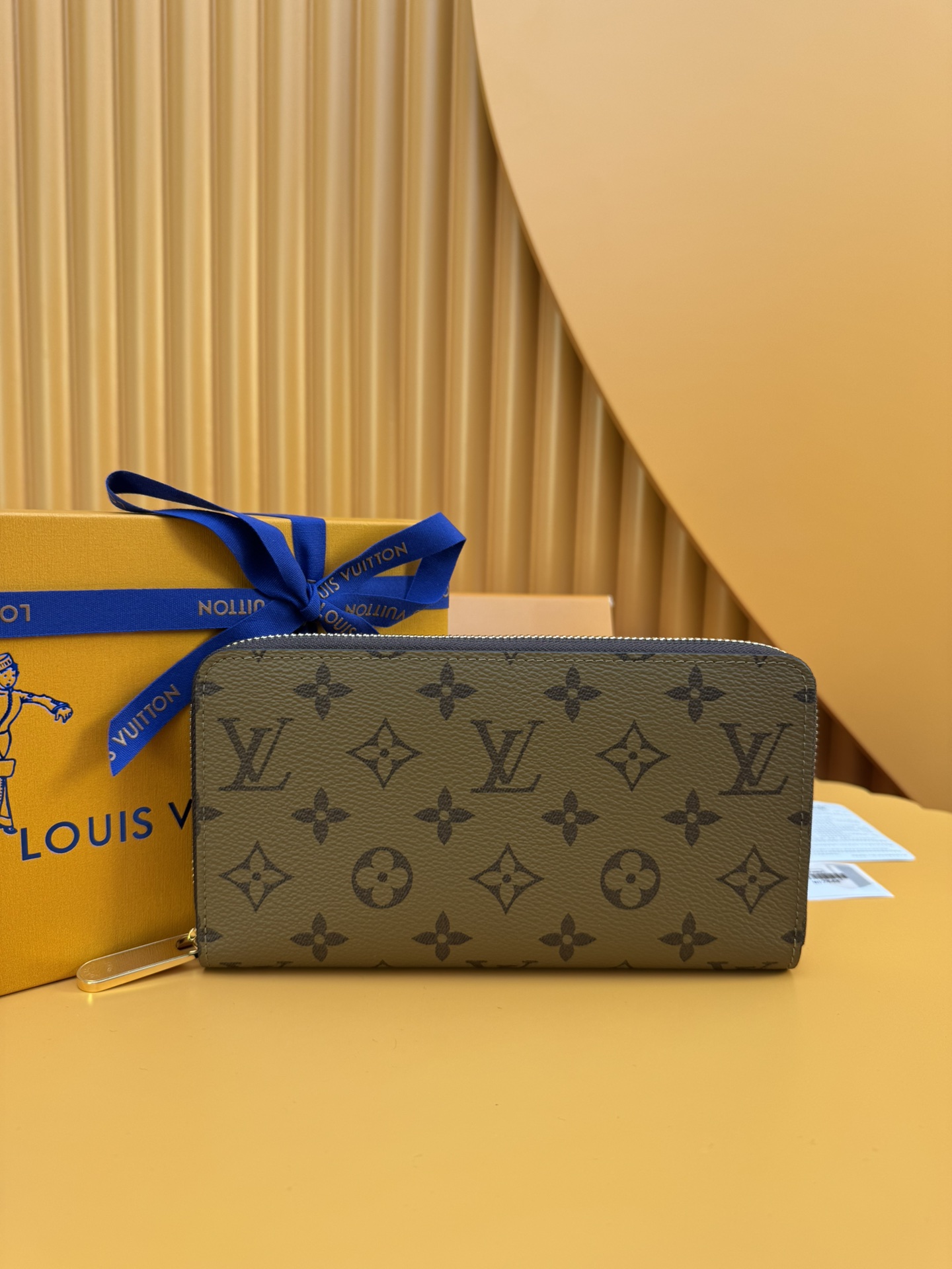 NO:673820,M82444 'Special Duty Free' [Official Special Edition·First Class Material·All Steel Hardware·French Chip·Full Packaging] The iconic Zippy wallet is reinterpreted in Louis Vuitton's unique Monogram Reverse canvas. This classic refined silhouette accessory is lined with leather and gold zippers. Its practical and neat interior includes three spacious compartments, a pocket with coin zipper and 12 card slots. 19.5x10.5x2.5cm, LV wallet, louis vuitton,louis vuitton,versace,wallets19860909M82444 《特級免稅》[官方专版·一級材料·全鋼五金·法国芯片·全套包裝］ 標誌性的Zippy錢包在路易威登獨特的Monogram Reverse帆布上重新詮釋.這款經典的精緻輪廓配飾採用皮革內襯和金色拉鍊.其實用而整齊的內飾包括三個寬敞的隔間,一個帶硬幣拉鍊的口袋和12個卡槽.19.5x10.5x2.5cm,LV钱包,louis vuitton,louis vuitton,versace,wallets,欧美剧