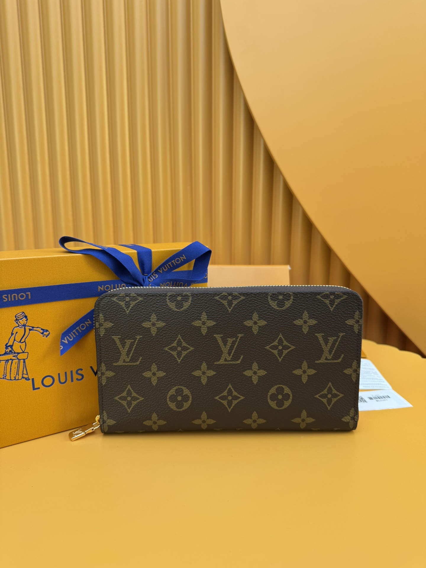 NO:673870,M62581 'Special Duty Free' [Official Special Edition·First Class Material·All Steel Hardware·French Chip·Full Packaging] Made from Louis Vuitton's historic Monogram canvas, this Zippy wallet's compactly organized format combines functionality and refined design. Its full zipper lock opens to reveal multiple slots for credit cards, a zippered pocket for coins and a large pocket for tickets. 21x12x2cm, LV wallet, louis vuitton, louis vuitton,wallets19860909M62581 《特級免稅》[官方专版·一級材料·全鋼五金·法国芯片·全套包裝］由路易威登历史悠久的Monogram帆布制成,这个Zippy钱包组织紧凑的格式结合了功能和精致的设计.它的全拉链锁打开,揭示了信用卡的多个缝隙,一个带拉链的口袋,用于硬币和一个大口袋,用于机票.21x12x2cm,LV钱包,louis vuitton,louis vuitton,wallets,欧美剧