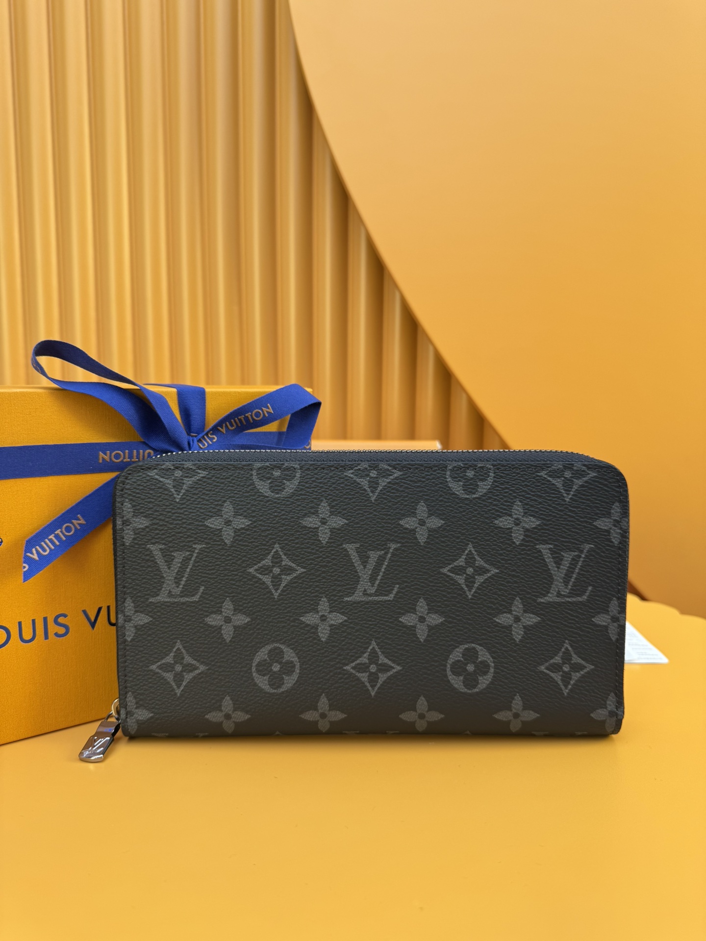 NO:673591,M82081 'Special Duty Free' [Official special edition·First class material·All steel hardware·Anti-counterfeiting chip·Full set of packaging] This Zippy organizational wallet is made by Monogram Made of Eclipse canvas and finished with Ruht-color metal finish. Its well-designed interior includes 16 card slots, a zippered pocket to store coins, and a flat pocket to store banknotes. Two large fan compartments can hold banknotes, documents and passports. 21x11.5x2cm, LV wallet, louis vuitton, wallets19860909M82081 《特級免稅》[官方专版·一級材料·全鋼五金·防偽芯片·全套包裝］这款Zippy组织钱包由Monogram Eclipse帆布制成,并配有Ruht-color金属表面.其精心设计的内部包括16个卡槽,一个带拉链的袋子,用于储存硬币,一个平口袋,用于储存纸币.两个大的风扇隔间可容纳纸币,文件和护照.21x11.5x2cm,LV钱包,louis vuitton,wallets,欧美剧