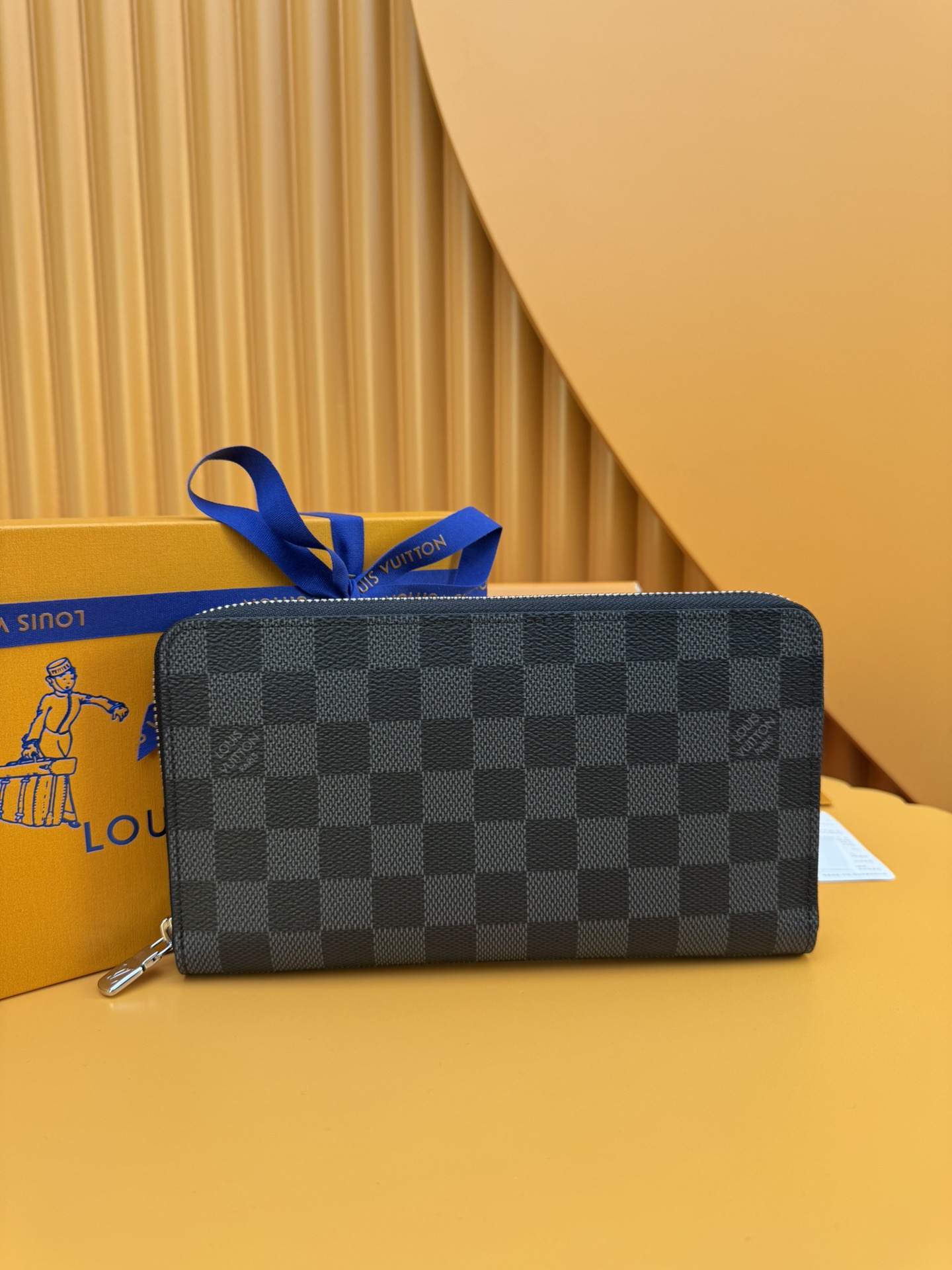 NO:673853,N63077 'Special Duty Free' [Official special edition·First class material·All steel hardware·Anti-counterfeiting chip·Full set of packaging] This Zippy organization wallet is made by Damier Made of Ebene canvas and finished with Ruht-color metal finish. Its well-designed interior includes 16 card slots, a zippered pocket to store coins, and a flat pocket to store banknotes. Two large fan compartments can hold banknotes, documents and passports. 21x11.5x2cm, LV wallet, louis vuitton, wallets19860909N63077 《特級免稅》[官方专版·一級材料·全鋼五金·防偽芯片·全套包裝］这款Zippy组织钱包由Damier Ebene帆布制成,并配有Ruht-color金属表面.其精心设计的内部包括16个卡槽,一个带拉链的袋子,用于储存硬币,一个平口袋,用于储存纸币.两个大的风扇隔间可容纳纸币,文件和护照.21x11.5x2cm,LV钱包,louis vuitton,wallets,欧美剧