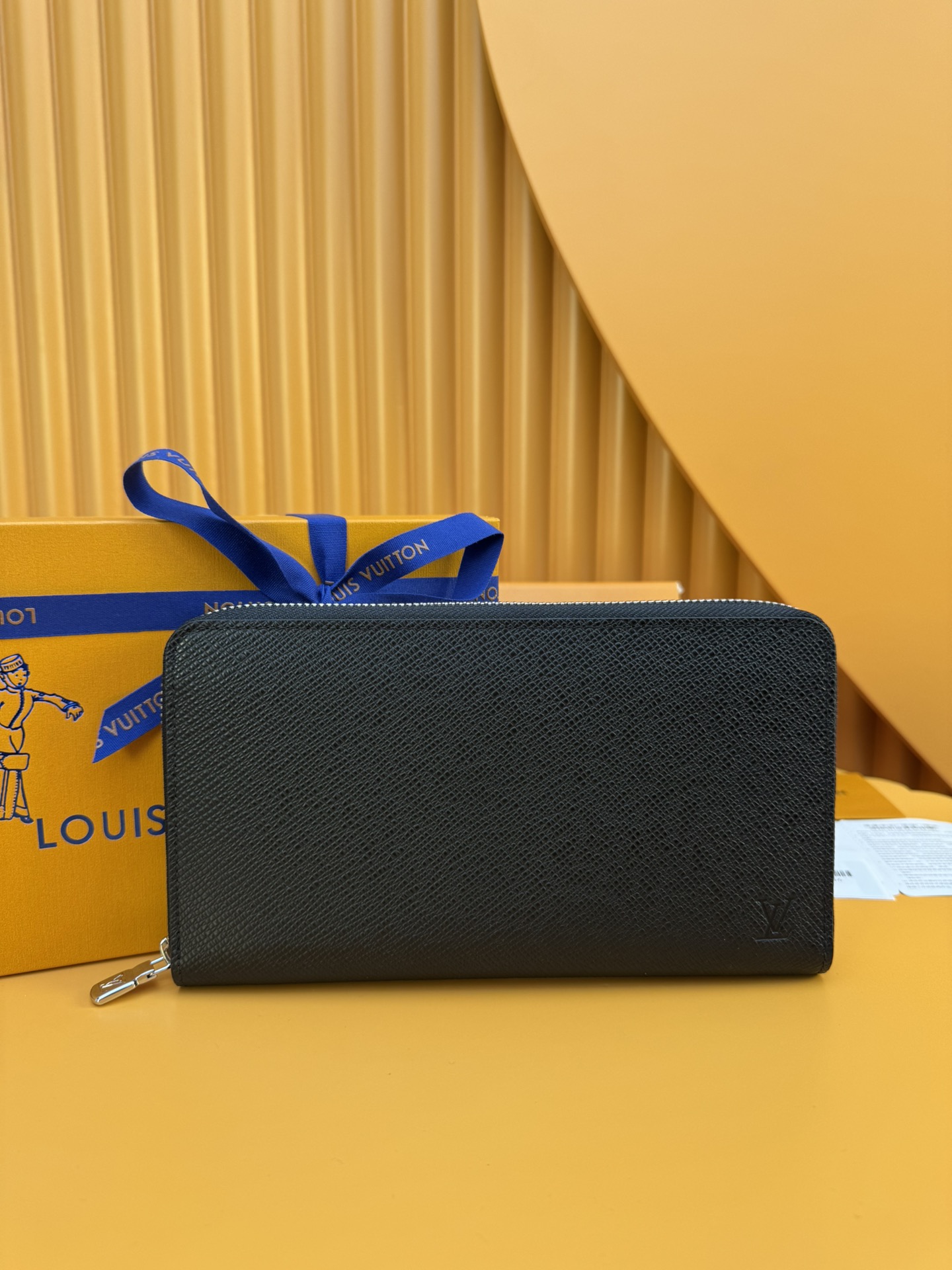 NO:674535,M30056 'Special Duty Free' [Official Special Edition·First Class Material·All Steel Hardware·French Chip·Full Packaging] The timeless elegance of Taga leather, Zippy's organizational wallet is known for its clean lines. Resolutely practical and well thought out, it has multiple credit card slots. A zippered locker and a large pocket for tickets. 21x12x2cm, LV wallet, louis vuitton, wallets19860909M30056 《特級免稅》[官方专版·一級材料·全鋼五金·法国芯片·全套包裝］泰加皮革的永恒优雅,Zippy的组织钱包以其干净的线条而闻名.坚决实用,经过深思熟虑,它有多个信用卡插槽.一个带拉链的储物柜和一个大口袋,用于机票.21x12x2cm,LV钱包,louis vuitton,wallets,欧美剧