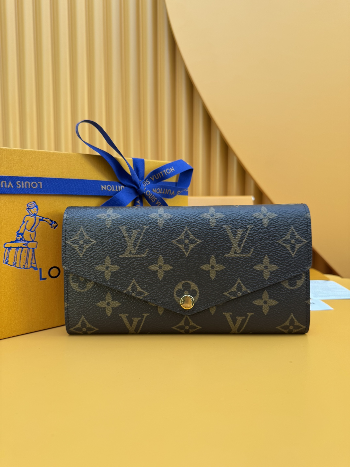 NO:673351,M62236 'Special Duty Free' [Official special edition·First class material·All steel hardware·Anti-counterfeiting chip·Full set of packaging] As one of Louis Vuitton's classic designs, Sarah wallet integrates Monogram Lined with canvas and grained leather, it reproduces the elegance of the envelope-style design. The interior is spacious and equipped with 2 large compartments, a central zipper coin pocket and multiple card slots. It can safely store multiple daily necessities. 19.0x10.5x2.5cm, LV wallet, louis vuitton, louis vuitton, wallets19860909M62236 《特級免稅》[官方专版·一級材料·全鋼五金·防偽芯片·全套包裝］作为路易威登经典设计之一,Sarah钱夹融合Monogram 帆布与粒面皮革内衬,再现信封式设计的优雅之姿.内部宽敞,设有2个大号隔层、1个中央拉链零钱袋和多个卡片夹层.可安全存放多件日常用品.19.0x10.5x2.5cm,LV钱包,louis vuitton,louis vuitton,wallets,欧美剧