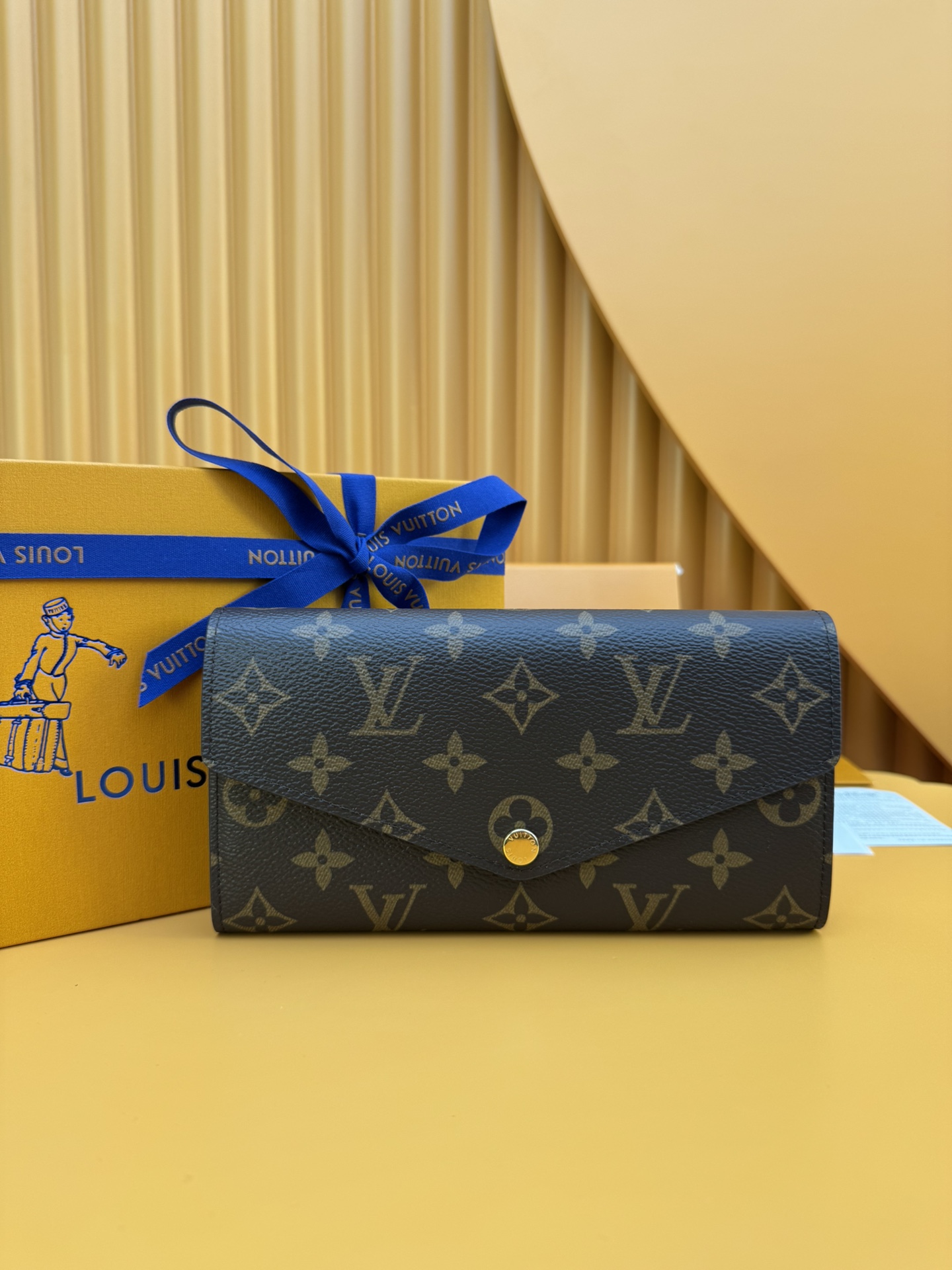 NO:673554,M60531 'Special Duty Free' [Official special edition·First class material·All steel hardware·Anti-counterfeiting chip·Full set of packaging] As one of Louis Vuitton's classic designs, Sarah wallet integrates Monogram Lined with canvas and grained leather, it reproduces the elegance of the envelope-style design. The interior is spacious and equipped with 2 large compartments, a central zipper coin pocket and multiple card slots. It can safely store multiple daily necessities. 19.0x10.5x2.5cm, LV wallet, louis vuitton, louis vuitton, wallets19860909M60531 《特級免稅》[官方专版·一級材料·全鋼五金·防偽芯片·全套包裝］作为路易威登经典设计之一,Sarah钱夹融合Monogram 帆布与粒面皮革内衬,再现信封式设计的优雅之姿.内部宽敞,设有2个大号隔层、1个中央拉链零钱袋和多个卡片夹层.可安全存放多件日常用品.19.0x10.5x2.5cm,LV钱包,louis vuitton,louis vuitton,wallets,欧美剧