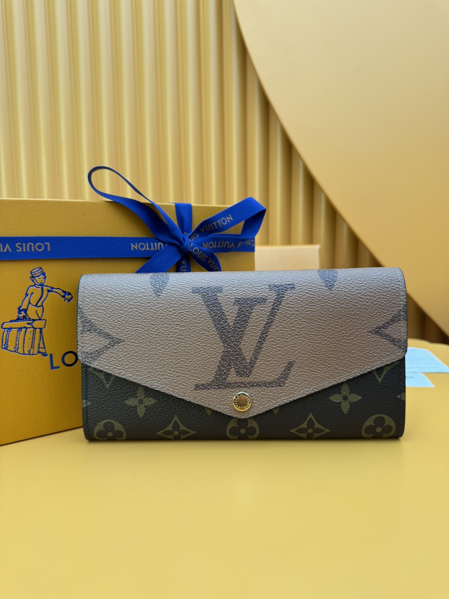 NO:673388,M80726 'Special Duty Free' [Official Special Edition·First Class Material·All Steel Hardware·Anti-Counterfeiting Chip·Full Package] This version of the classic Sarah wallet combines Monogram canvas and Monogram reverse giant canvas. It has an elegant rectangular design and a neat interior with multiple pockets and card slots. The top cover adopts a gold-engraved press buckle. 19x10.5x2cm, LV wallet, louis vuitton, wallets19860909M80726 《特級免稅》[官方专版·一級材料·全鋼五金·防偽芯片·全套包裝］經典的莎拉錢包的這個版本結合了Monogram帆布和Monogram反向巨型帆布.它具有優雅的矩形設計和一個整潔的內部,設有多個口袋和卡槽.頂蓋採用金色雕刻的壓扣.19x10.5x2cm,LV钱包,louis vuitton,wallets,欧美剧