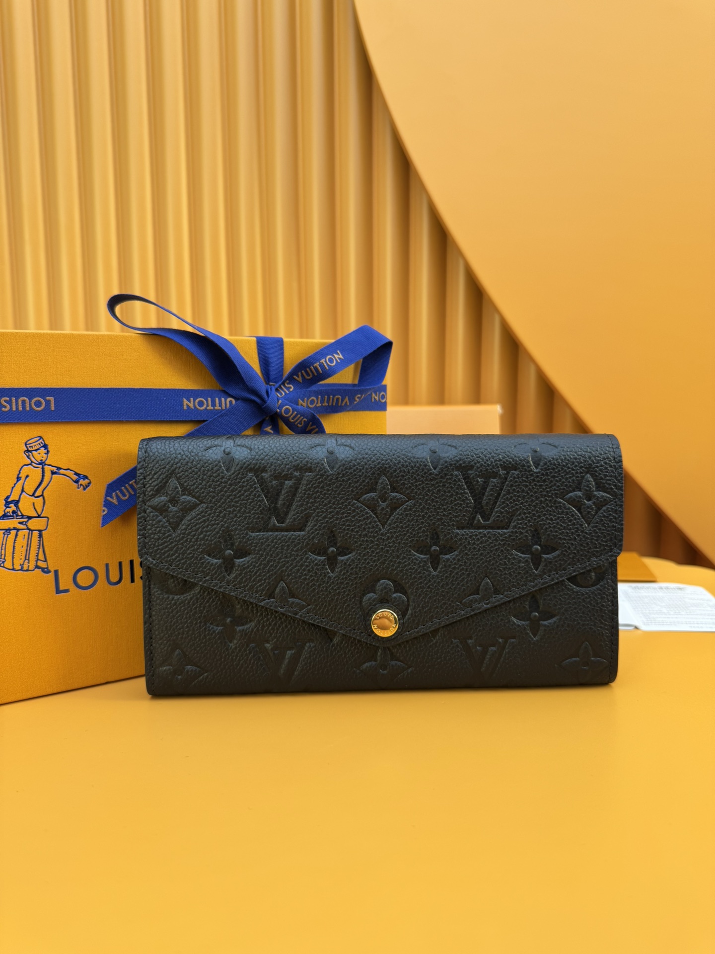 NO:673582,M82257 'Special Duty Free' [Official special edition·First-class material·All-steel hardware·Anti-counterfeiting chip·Full set of packaging] This Sarah wallet is made of Monogram Empreinte leather embossed with the classic Monogram pattern, with an envelope-style flap to open the credit card compartment and zipper coin pocket. 19x10.5x2cm, LV wallet, louis vuitton, wallets19860909M82257 《特級免稅》[官方专版·一級材料·全鋼五金·防偽芯片·全套包裝］本款 Sarah钱夹为Monogram Empreinte皮革压印经典Monogram图案,以信封式翻盖开启信用卡卡片夹层和拉链零钱袋.19x10.5x2cm,LV钱包,louis vuitton,wallets,欧美剧