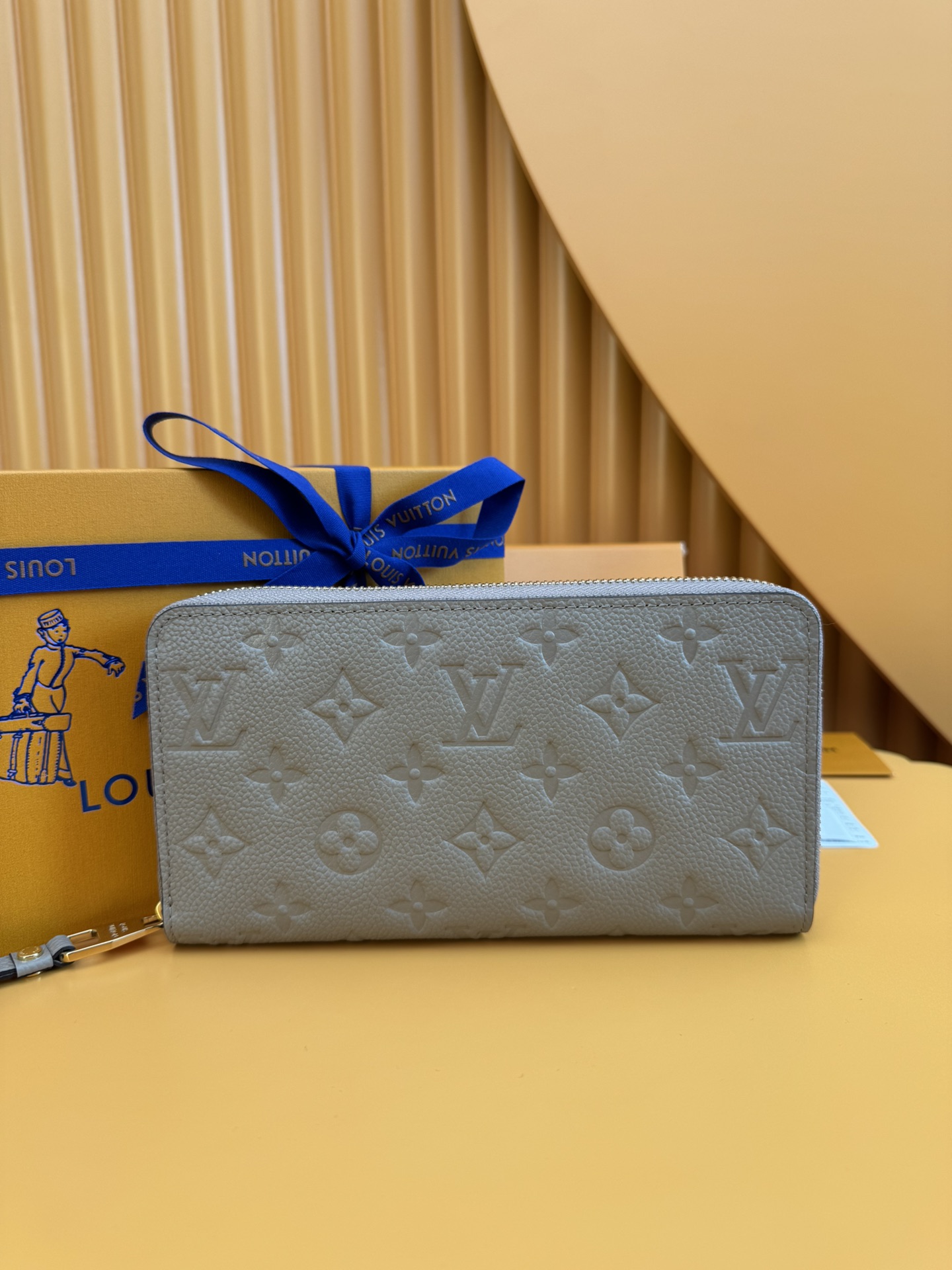 NO:673399,M69034 'Special Duty Free' [Official Special Edition·First Class Material·All Steel Hardware·Anti-Counterfeiting Chip·Complete Packaging] A 'Gypsy Wallet' that is molded with the iconic monolithic pattern, a soft monolith without implanted lasers. This is one of Louis Vuitton's most iconic wallets, and its exquisite design shines. It adopts an easy-to-take-out circular zipper and an easy-to-organize interior. The intelligence and functional beauty that can also be used as a handbag are also part of its charm. 19.5 x 10.5 x 2.5cm,LV wallet,louis vuitton,louis vuitton,wallets19860909M69034 《特級免稅》[官方专版·一級材料·全鋼五金·防偽芯片·全套包裝］採用標誌性單體圖案的模壓,柔軟的單體無植入鐳射器的“吉普提錢包”.這是路易威登最標誌性的錢包之一,精緻的設計熠熠生輝.採用了易於取出的圓形拉鍊和易於整理的內飾.作為手袋也可以使用的智慧性和功能美也是其魅力所在.19.5 x 10.5 x 2.5cm,LV钱包,louis vuitton,louis vuitton,wallets,欧美剧