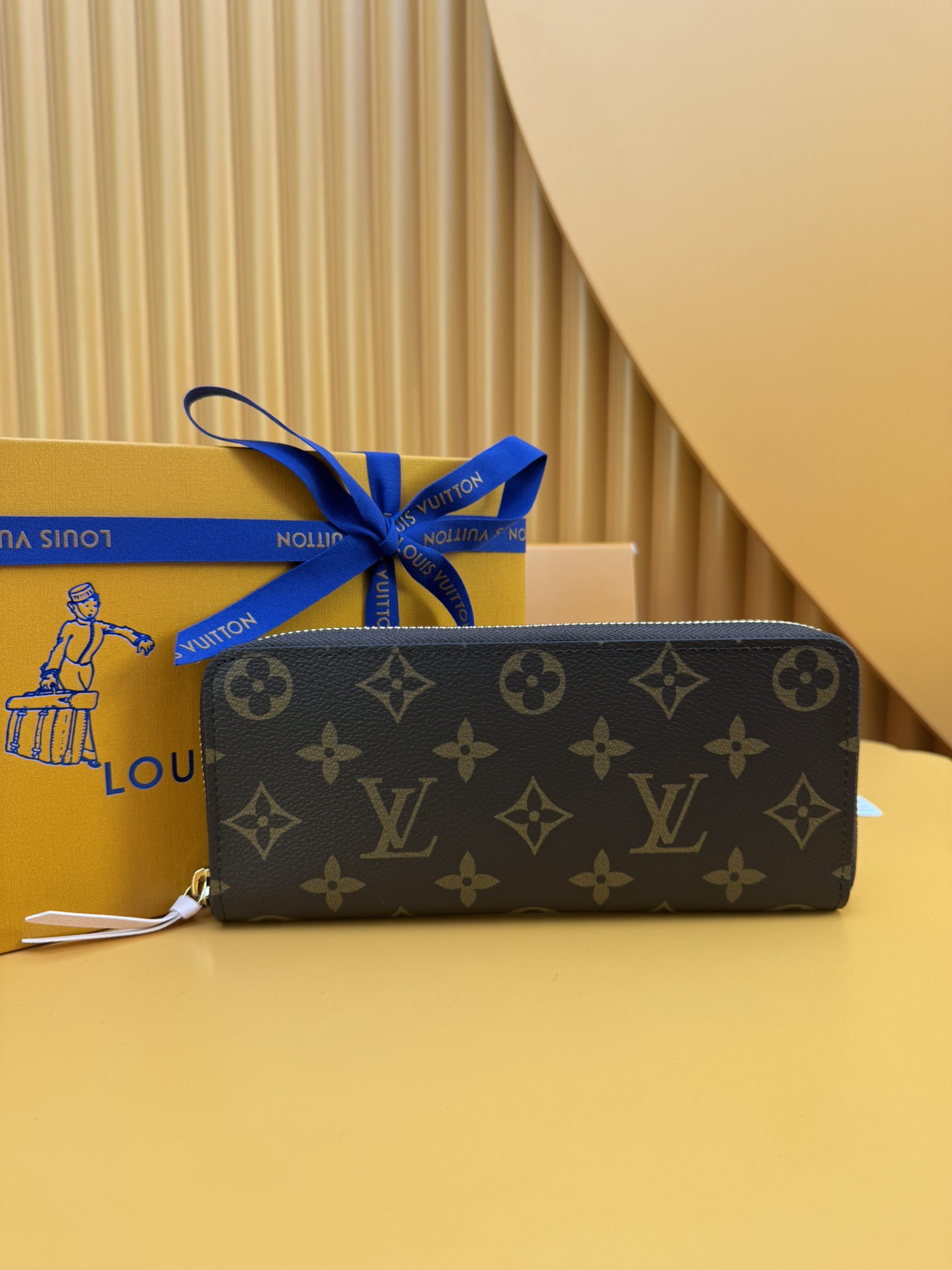 NO:673842,M61298 'Special Duty Free' [Official special edition·First-class material·All-steel hardware·Anti-counterfeiting chip·Full set of packaging] Louis Vuitton Clémence wallet is a model of the organic integration of rich practical functions and elegant compact design. It is cut from the iconic Monogram canvas fabric, and the bright leather zipper and lining exude a soft and lively atmosphere. 19.5x9x1.5cm, LV wallet, louis vuitton, louis vuitton,wallets19860909M61298 《特級免稅》[官方专版·一級材料·全鋼五金·防偽芯片·全套包裝］路易威登 Clémence钱夹是丰富实用功能与优雅小巧设计有机融合的典范.由标志性Monogram帆布面料裁制而成,色泽鲜亮的皮革拉链与内衬散发出柔美而活泼的气息.19.5x9x1.5cm,LV钱包,louis vuitton,louis vuitton,wallets,欧美剧