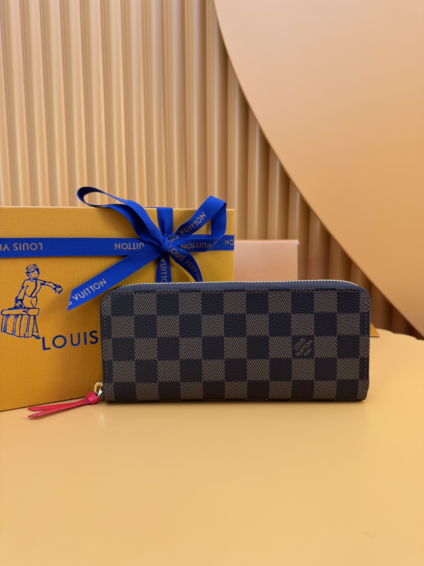 NO:673350,N60534 'Special Duty Free' [Official special edition·First class material·All steel hardware·Anti-counterfeiting chip·Full set of packaging] This Clémence wallet combines Louis Vuitton's traditional Damier Lined with Ebene canvas and colorful grained leather. The bag is slim and unzipped to reveal the well-organized interior space: 2 large compartments, 1 zipper coin pocket and multiple card slots. It is equipped with exquisite leather zipper pullers. It can also be used as a clutch. 19.5x9x1.5cm, LV wallet, louis vuitton, louis vuitton, wallets19860909N60534 《特級免稅》[官方专版·一級材料·全鋼五金·防偽芯片·全套包裝］本款 Clémence 钱夹融合路易威登传统Damier Ebene帆布和多彩粒面皮革内衬.包身纤薄,拉开拉链,可见井然有序的内部空间:2个大号隔层、1个拉链零钱袋和多个卡片夹层.搭配精致皮革拉链头.亦可用作手包.19.5x9x1.5cm,LV钱包,louis vuitton,louis vuitton,wallets,欧美剧