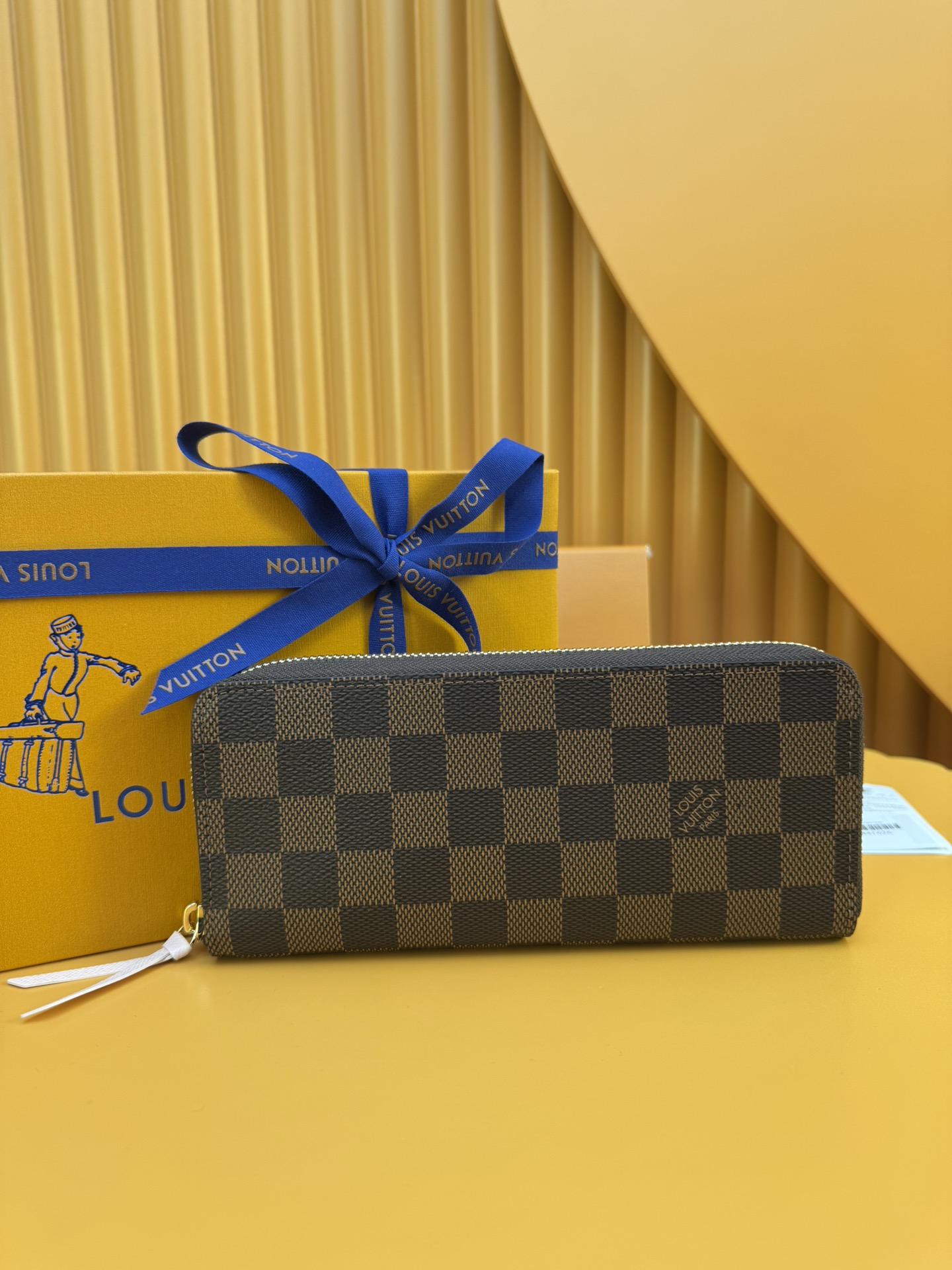 NO:674518,N41626 'Special Duty Free' [Official special edition·First class material·All steel hardware·Anti-counterfeiting chip·Full set of packaging] This Clémence wallet combines Louis Vuitton's traditional Damier Lined with Ebene canvas and colorful grained leather. The bag is slim and unzipped to reveal the well-organized interior space: 2 large compartments, 1 zipper coin pocket and multiple card slots. It is equipped with exquisite leather zipper pullers. It can also be used as a clutch. 19.5x9x1.5cm, LV wallet, louis vuitton, louis vuitton, wallets19860909N41626 《特級免稅》[官方专版·一級材料·全鋼五金·防偽芯片·全套包裝］本款 Clémence 钱夹融合路易威登传统Damier Ebene帆布和多彩粒面皮革内衬.包身纤薄,拉开拉链,可见井然有序的内部空间:2个大号隔层、1个拉链零钱袋和多个卡片夹层.搭配精致皮革拉链头.亦可用作手包.19.5x9x1.5cm,LV钱包,louis vuitton,louis vuitton,wallets,欧美剧