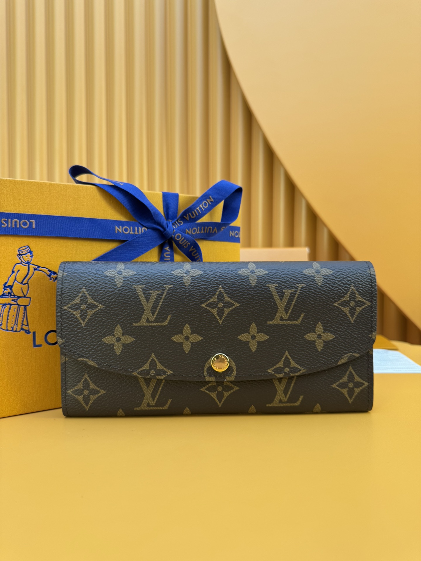 NO:673365,M60697 Gold Buckle 'Special Duty Free' [Official special edition·First-class material·All-steel hardware·French chip·Full set of packaging] Functionally practical and gorgeously designed, the wallet is made of soft canvas and lined with brightly colored lining, and has an extremely elegant temperament. The multi-pocket design and eye-catching shape give it an irresistible charm. 19x10x2cm, LV wallet, louis vuitton, wallets19860909M60697金扣 《特級免稅》[官方专版·一級材料·全鋼五金·法国芯片·全套包裝］ 功能实用且设计华美的 钱夹采用柔软的帆布制成,衬以颜色鲜艳的内衬,气质极为优雅. 多袋式设计和引人注目的造型赋予其无法抗拒的迷人魅力.19x10x2cm,LV钱包,louis vuitton,wallets,欧美剧