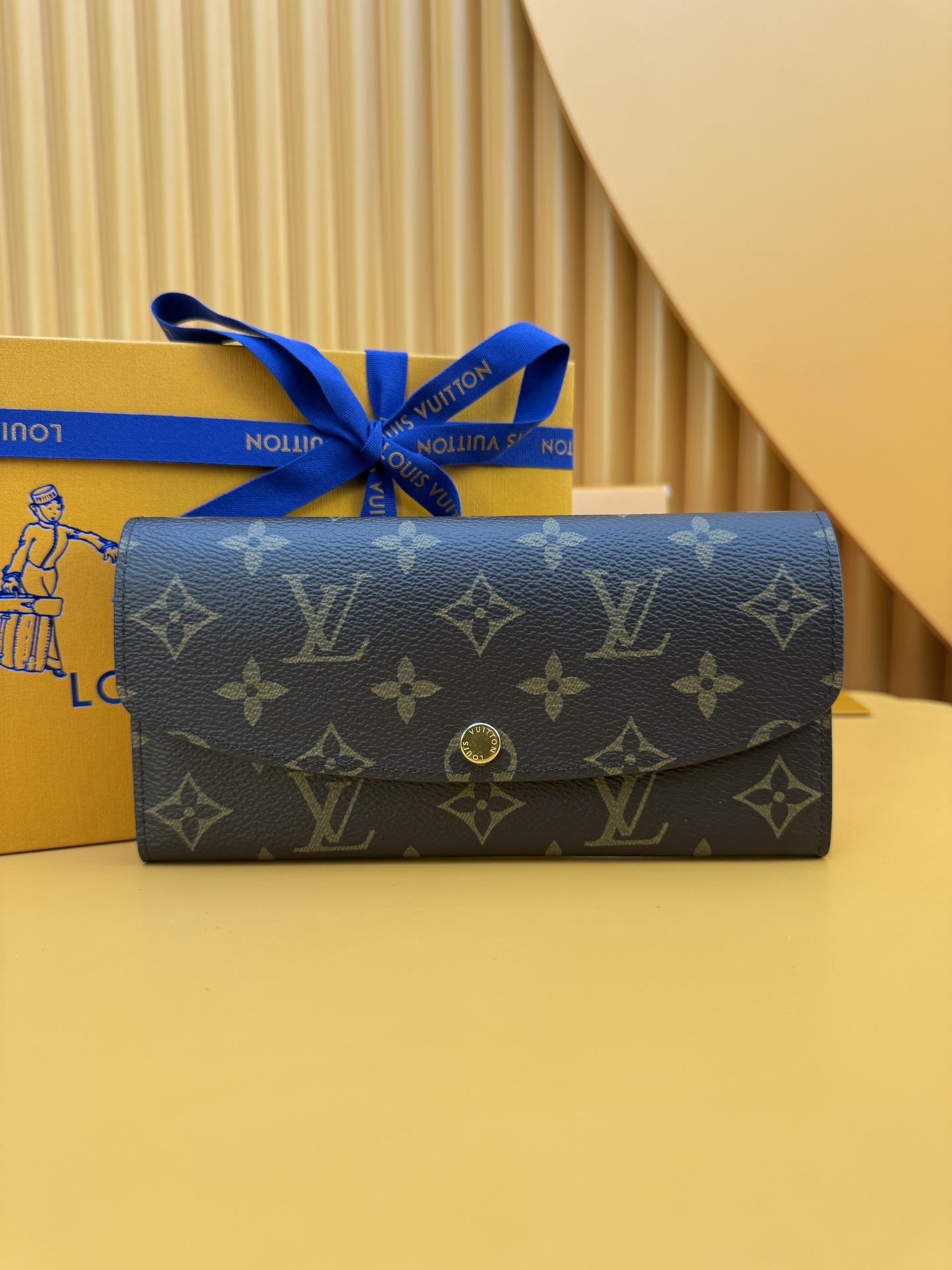 NO:673370,M61289 gold buckle 'Special Duty Free' [Official special edition·First class material·All steel hardware·French chip·Full set of packaging] Functionally practical and gorgeously designed wallet made of soft canvas, lined with brightly colored lining, extremely elegant. The multi-pocket design and eye-catching shape give it an irresistible charm. 19x10x2cm, LV wallet, louis vuitton, wallets19860909M61289金扣《特級免稅》[官方专版·一級材料·全鋼五金·法国芯片·全套包裝］功能实用且设计华美的 钱夹采用柔软的帆布制成,衬以颜色鲜艳的内衬,气质极为优雅. 多袋式设计和引人注目的造型赋予其无法抗拒的迷人魅力.19x10x2cm,LV钱包,louis vuitton,wallets,欧美剧