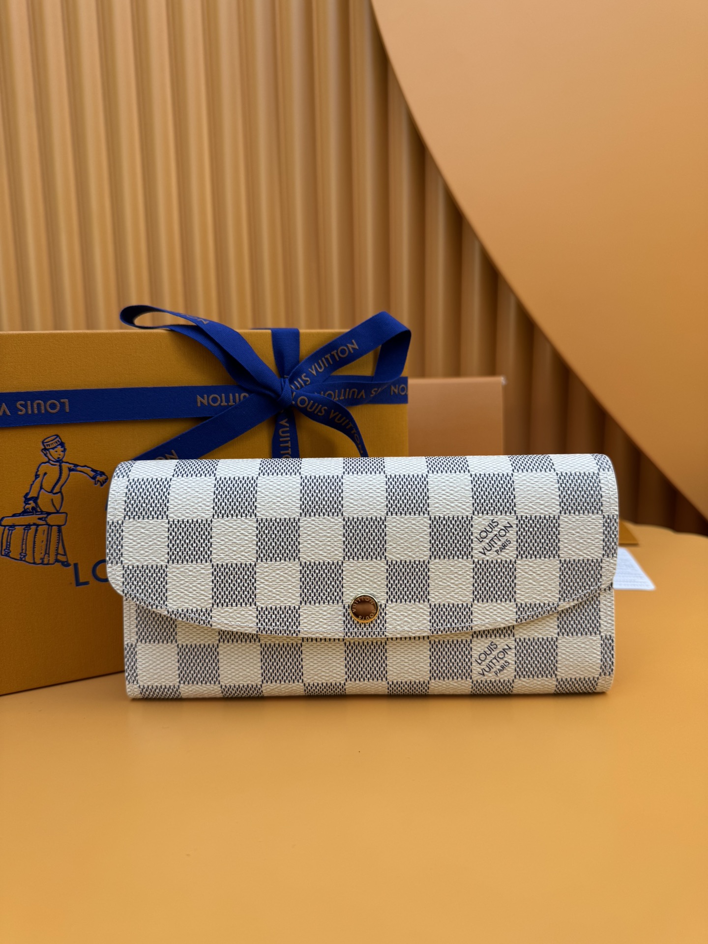 NO:673361,N41625 Gold Buckle 'Special Duty Free' [Official special edition·First class material·All steel hardware·French chip·Full set of packaging] Emilie wallet with practical functions and gorgeous design is made of soft Damier Azur Made of canvas, lined with grained cow leather. Open the envelope-style flap to reveal a spacious internal compartment, a zippered coin pocket and a card compartment. The slim lines allow it to be accommodated in an urban bag or used as a clutch. 19x10x2cm, LV wallet, louis vuitton, wallets, handbag, cowhide19860909N41625金扣 《特級免稅》[官方专版·一級材料·全鋼五金·法国芯片·全套包裝］ 功能实用且设计华美的Emilie 钱夹采用柔软的Damier Azur 帆布制成,内衬采用粒面牛皮革材质.开启信封式翻盖,即现宽敞内部隔层、拉链零钱袋与卡片夹层.纤细线条令其可容纳于都市包袋,亦可作为手拿包使用.19x10x2cm,LV钱包,louis vuitton,wallets,handbag,cowhide,欧美剧