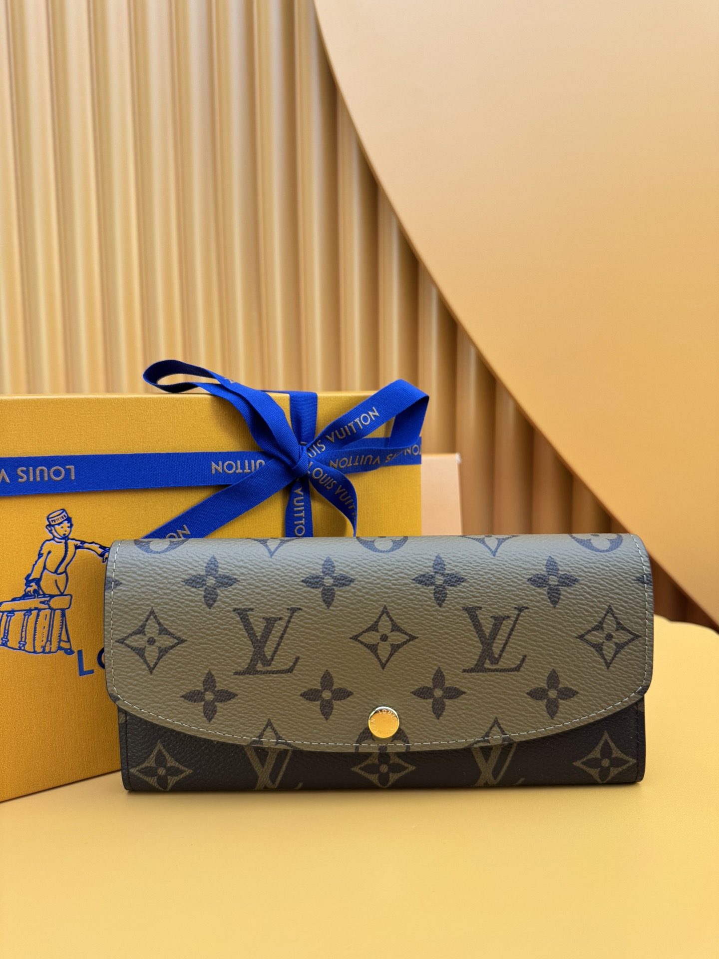 NO:673378,M82157 'Special Duty Free' [Official Special Edition·First Class Material·All Steel Hardware·French Chip·Complete Packaging] This Emilie wallet releases the modern style of Monogram canvas and Monogram Reverse canvas. The simple outline and rounded flap enhance the series' recognition, and the back patch pocket adds functional details. The exquisite structure can be easily placed in most handbags and can also be used as a clutch. 19x10x2cm, LV wallet, louis vuitton,versace,wallets,handbag19860909M82157 《特級免稅》[官方专版·一級材料·全鋼五金·法国芯片·全套包裝］本款 Emilie 钱夹释放Monogram帆布和 Monogram Reverse帆布的摩登格调.简明轮廓和圆润翻盖提升系列辨识度,后贴袋再添功能细节.精巧构型可轻松置入多数手袋,亦可作手拿包.19x10x2cm,LV钱包,louis vuitton,versace,wallets,handbag,欧美剧