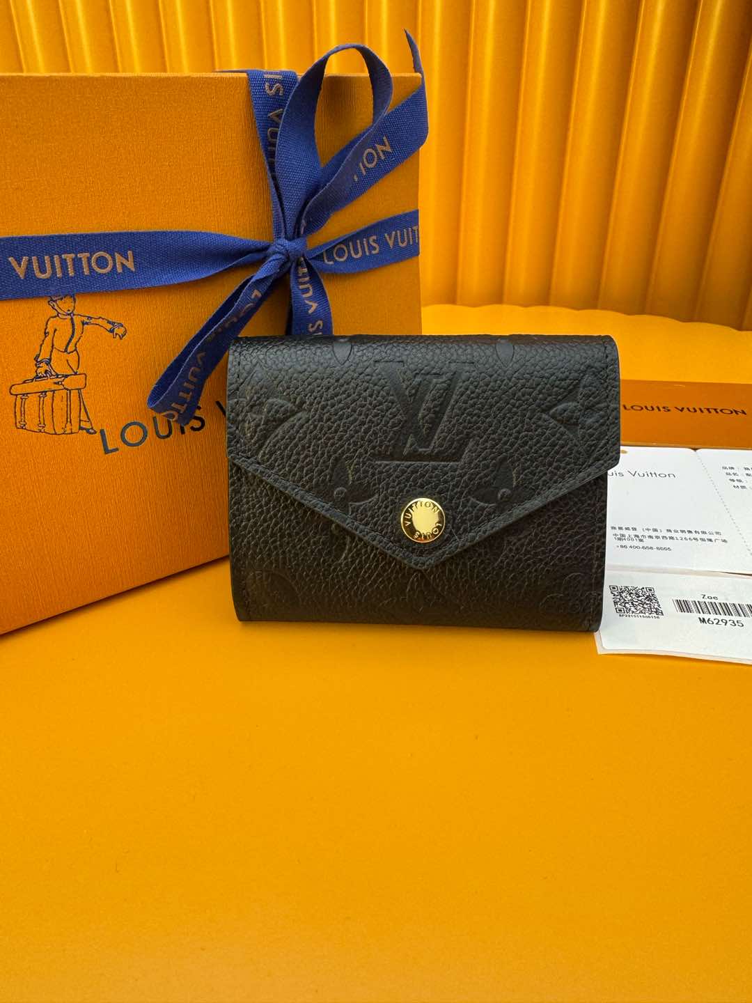 NO:674513,M62935 'Special Duty Free' [Official Special Edition·First Class Material·All Steel Hardware·French Chip·Full Packaging] Zoé wallet is sublimated from Monogram printed leather, with the iconic Monogram pattern's concave and convex fine lines. Compact enough to fit into a small bag or pocket, but roomy enough to hold currency, bills and credit cards, this exquisite wallet will soon become a must-have. 9.5x7.5x3cm, LV wallet, louis vuitton, wallets19860909M62935 《特級免稅》[官方专版·一級材料·全鋼五金·法国芯片·全套包裝］ Zoé钱包由Monogram印花皮革升华,具有标志性的Monogram图案凹凸的细纹.足够紧凑,可以放入一个小袋子或口袋,但足够宽敞,可以容纳货币,票据和信用卡,这个精致的钱包很快就会成为必不可少的.9.5x7.5x3cm,LV钱包,louis vuitton,wallets,欧美剧