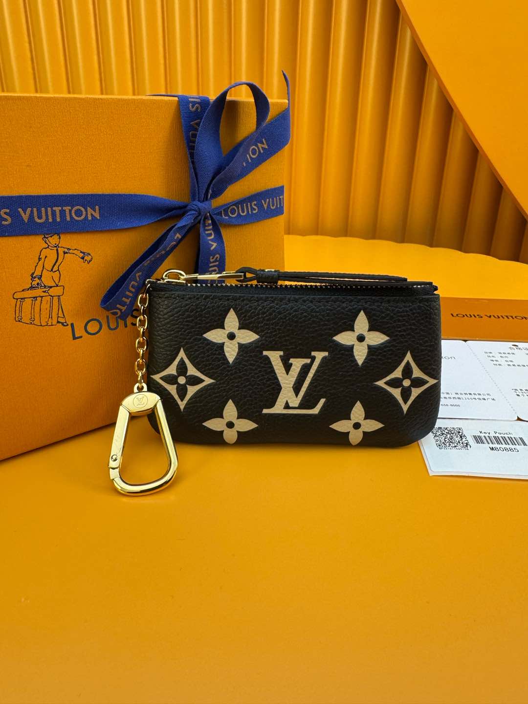 NO:673555,M80885 'Special Duty Free' [Official special edition·First-class material·All-steel hardware·French chips·Full set of packaging] This key bag is from the new season Sunrise Aquarelle series. It is dipped in Monogram Empreinte embossed leather with brilliant colors and cleverly depicts the scene of the rising sun in summer. The zipper opening can securely store cash, cards and keys. 12x7x1.5cm, LV wallet, louis vuitton, wallets19860909M80885 《特級免稅》[官方专版·一級材料·全鋼五金·法国芯片·全套包裝］ 本款钥匙包出自新季Sunrise Aquarelle系列,为Monogram Empreinte 压纹皮革浸染绚丽色调,巧妙描摹夏日朝阳初升之景.拉链开合可稳妥收纳现金、卡片和钥匙.12x7x1.5cm,LV钱包,louis vuitton,wallets,欧美剧