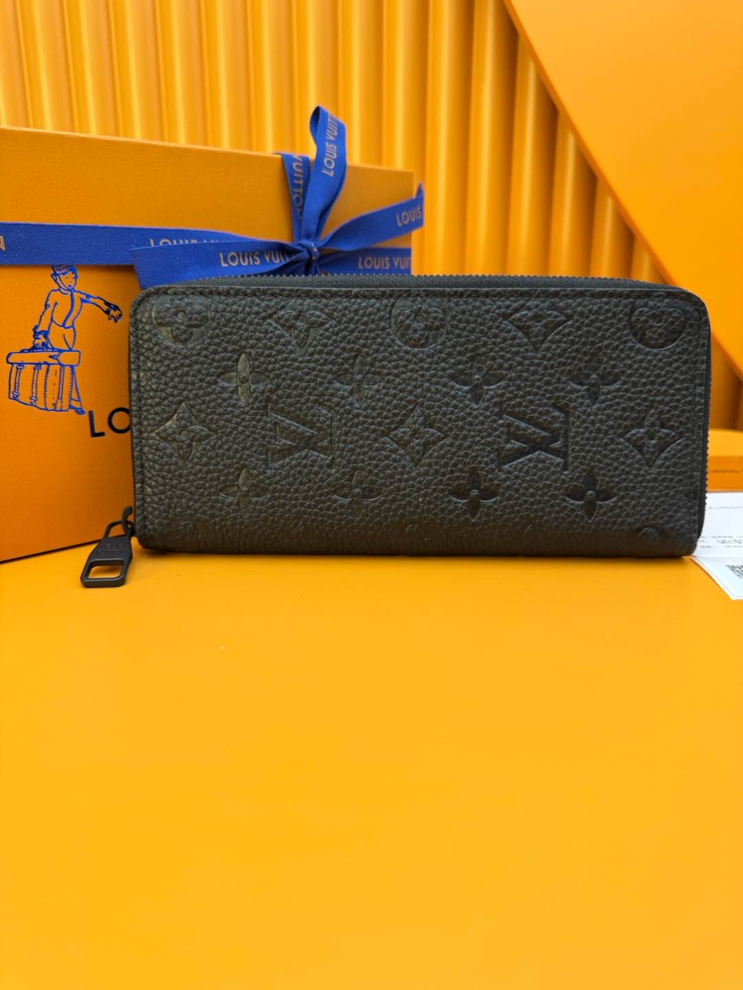 NO:673341,M69047 'Special Duty Free' [Official special edition·First-class material·All-steel hardware·French chips·Full set of packaging] Zippy Vertical wallet is made of soft Taurillon leather with Monogram pattern embossed, and the neat full zipper structure has card slots, pockets and zipper compartments, which can properly store banknotes, documents and coins. 10x20x2cm, LV wallet, louis vuitton, wallets19860909M69047 《特級免稅》[官方专版·一級材料·全鋼五金·法国芯片·全套包裝］ Zippy Vertical钱夹为柔软Taurillon皮革压印 Monogram 图案,利落全拉链结构内设卡位、口袋及拉链隔层,可妥帖地收纳钞票、文件和硬币.10x20x2cm,LV钱包,louis vuitton,wallets,欧美剧