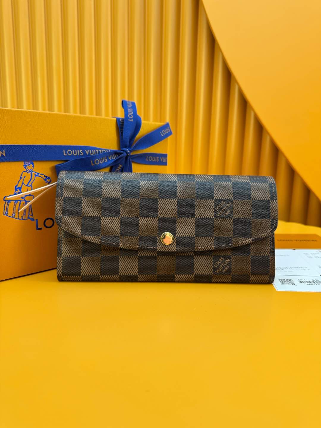 NO:673363,N60214 Gold Buckle 'Special Duty Free' [Official special edition·First class material·All steel hardware·French chip·Full set of packaging] Functionally practical and gorgeously designed wallet made of soft canvas, lined with brightly colored lining, extremely elegant. The multi-pocket design and eye-catching shape give it an irresistible charm. 19x10x2cm, LV wallet, louis vuitton, wallets19860909N60214金扣 《特級免稅》[官方专版·一級材料·全鋼五金·法国芯片·全套包裝］功能实用且设计华美的 钱夹采用柔软的帆布制成,衬以颜色鲜艳的内衬,气质极为优雅. 多袋式设计和引人注目的造型赋予其无法抗拒的迷人魅力.19x10x2cm,LV钱包,louis vuitton,wallets,欧美剧