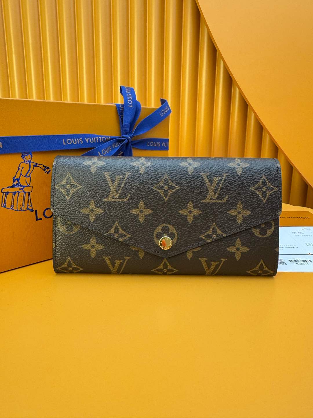 NO:673392,M62235 'Special Duty Free' [Official special edition·First class material·All steel hardware·French chip·Full set of packaging] As one of Louis Vuitton's classic designs, the Sarah wallet integrates Monogram Lined with canvas and grained leather, it reproduces the elegance of the envelope-style design. The interior is spacious and equipped with 2 large compartments, a central zipper coin pocket and multiple card slots. It can safely store multiple daily necessities. 19.0x10.5x2.5cm, LV wallet, louis vuitton, louis vuitton, wallets19860909M62235 《特級免稅》[官方专版·一級材料·全鋼五金·法国芯片·全套包裝］作为路易威登经典设计之一,Sarah钱夹融合Monogram 帆布与粒面皮革内衬,再现信封式设计的优雅之姿.内部宽敞,设有2个大号隔层、1个中央拉链零钱袋和多个卡片夹层.可安全存放多件日常用品.19.0x10.5x2.5cm,LV钱包,louis vuitton,louis vuitton,wallets,欧美剧