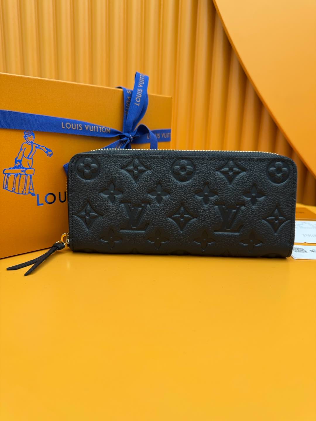 NO:673874,M60171 'Special Duty Free' [Official special edition·First-class material·All-steel hardware·French chip·Full set of packaging] This Clémence wallet is made of soft Monogram Empreinte leather embossed with Louis Vuitton's iconic Monogram pattern. Its exquisite configuration has a built-in zipper coin pocket, accordion compartment and patch pocket. Size 20x9x2cm, LV wallet, louis vuitton, louis vuitton, wallets19860909M60171《特級免稅》[官方专版·一級材料·全鋼五金·法国芯片·全套包裝］ 本款Clémence 钱夹为柔软 Monogram Empreinte 皮革压印路易威登标志性Monogram 图案,其精巧构型内藏拉链零钱袋、风琴隔层和贴袋.尺寸20x9x2cm,LV钱包,louis vuitton,louis vuitton,wallets,欧美剧