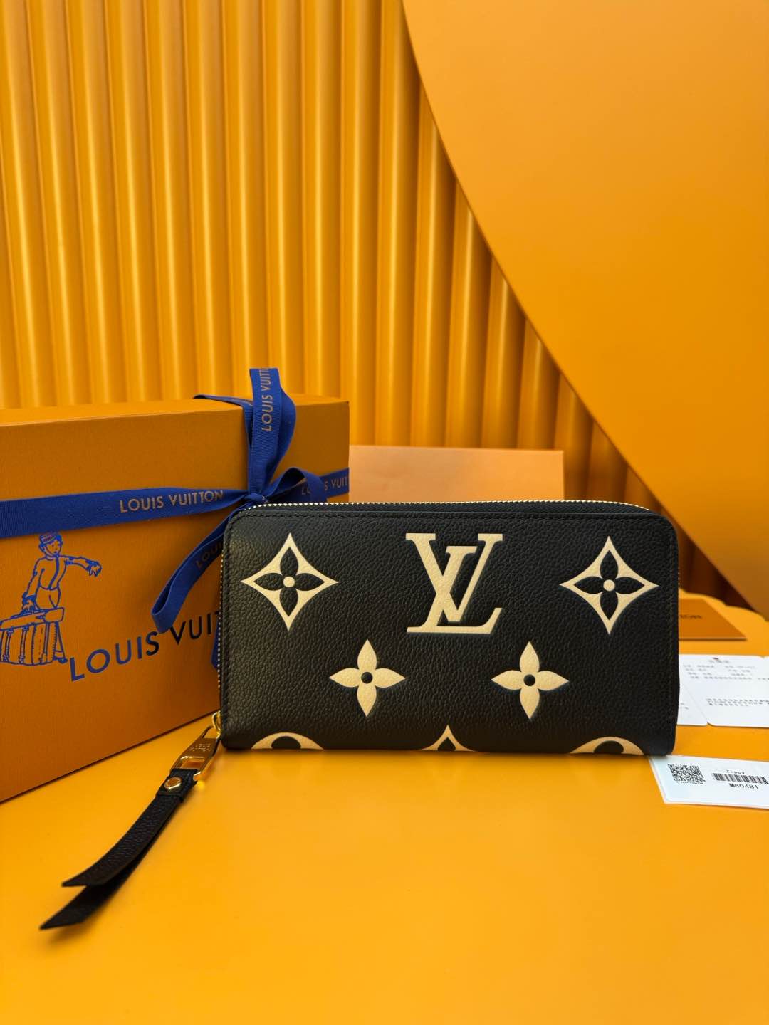 NO:674340,M80481 'Special Duty Free' [Official Special Edition·First Class Material·All Steel Hardware·French Chip·Full Package] This Zippy wallet is made of two-color Monogram fingerprint leather, cowhide, with Monogram pattern printed on it. The company's iconic model, it is famous for its secure overall sliding closure, and the interior has multiple pockets, partitions and slots for cards. 19.5 x 10.5 x 2.5cm, LV wallet, louis vuitton, wallets, cowhide19860909M80481 《特級免稅》[官方专版·一級材料·全鋼五金·法国芯片·全套包裝］ 这款Zippy钱包采用双色Monogram指纹皮革,牛皮,上面印有Monogram图案.该公司的标志性模型,它以其安全的整体滑动关闭而闻名,内饰有多个口袋,卡片的隔板和插槽.19.5 x 10.5 x 2.5cm,LV钱包,louis vuitton,wallets,cowhide,欧美剧