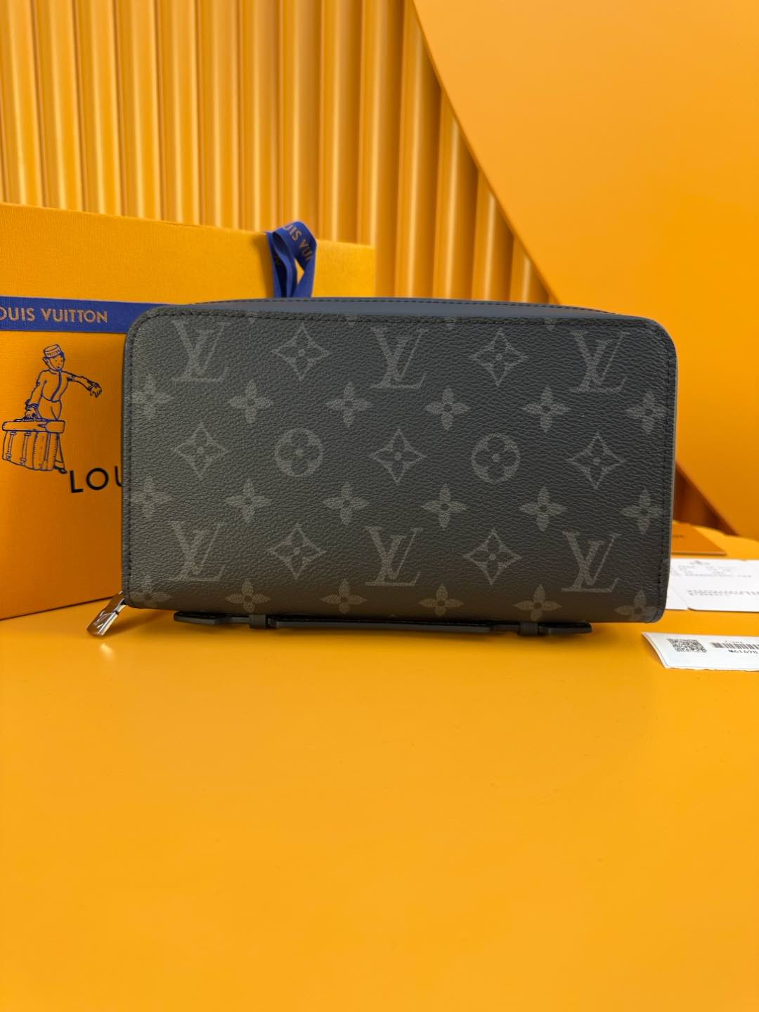 NO:673966,M61698 'Special Duty Free' [Official special edition·First-grade material·All-steel hardware·Dynamic chip·Full package] This extremely practical large wallet is comparable to a small bag in terms of capacity. It is equipped with a dedicated pocket for smartphones and can also accommodate keys, passports, credit cards and cash. It is made of plaid canvas and is equipped with an additional handle, which is convenient for carrying and shows a mature and elegant style. ​​22 x 13.5 x 4cm, LV wallet, louis vuitton,wallets19860909M61698 《特級免稅》[官方专版·一級材料·全鋼五金· 动态芯片·全套包裝］此款极为实用的大号钱夹在容量上足可与小包袋相媲美.配有智能手机专用口袋,另可容纳钥匙、护照、信用卡与现金.采用格纹帆布材质,另配手柄,方便手提,彰显成熟优雅风格.22 x 13.5 x 4cm,LV钱包,louis vuitton,wallets,欧美剧