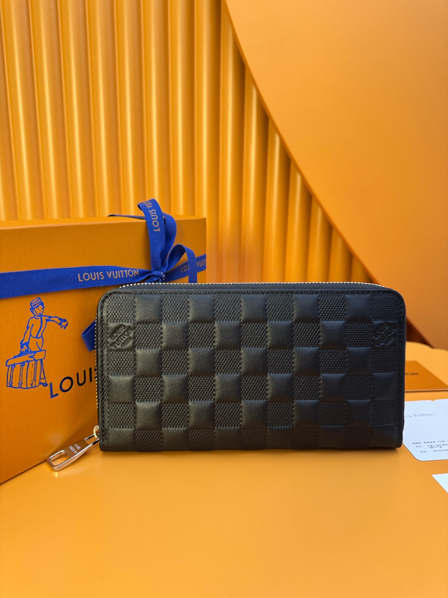 NO:673394,N41661 pressed grid 'Special Duty Free' [Official special edition·First class material·All steel hardware·French chip·Full set of packaging] This wallet interprets the classic Louis Vuitton pattern in a low-key way. It carries banknotes, credit cards and coins. There are many inner pockets and compartments, which are practical. The very soft leather is printed with the brand's iconic embossing, which adds to its tough charm and elegance. 19.5X10.5x2.5cm., LV wallet, louis vuitton,louis vuitton,wallets19860909N41661压格 《特級免稅》[官方专版·一級材料·全鋼五金·法国芯片·全套包裝］这款钱夹,以低调的方式诠释了经典的路易威登图案.携带纸币、信用卡与硬币.内袋和隔层众多,实用.非常柔软的皮革上印有品牌标志性的压花,更增添其硬朗魅力和优雅气质.19.5X10.5x2.5cm.,LV钱包,louis vuitton,louis vuitton,wallets,欧美剧