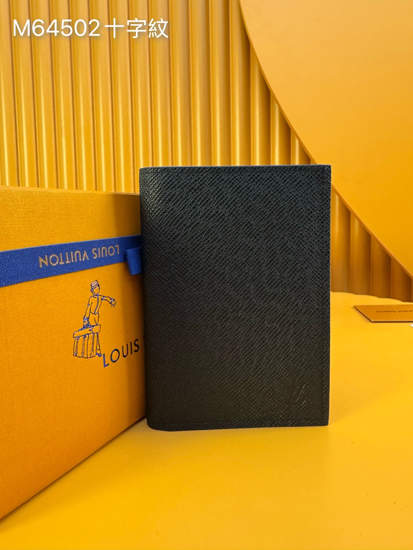 NO:674533,M64502 Cross Pattern 'Special Duty Free' [Official Special Edition·First Class Material·All Steel Hardware·French Chip·Full Packaging] A must-have accessory for modern travelers, this iconic black Taiga leather passport cover is a combination of fashion and practicality. It is equipped with four credit card slots and two convenient pockets for quick access to your passport. 10.0x14.0x2.5cm, LV wallet, louis vuitton, wallets19860909M64502十字纹 《特級免稅》[官方专版·一級材料·全鋼五金·法国芯片·全套包裝］现代旅行者的必备配饰,此款标志性黑色Taiga皮革的护照封套是时尚感与实用性的结合.配有四个信用卡插槽与两个便利口袋,快捷取用护照.10.0x14.0x2.5cm,LV钱包,louis vuitton,wallets,欧美剧