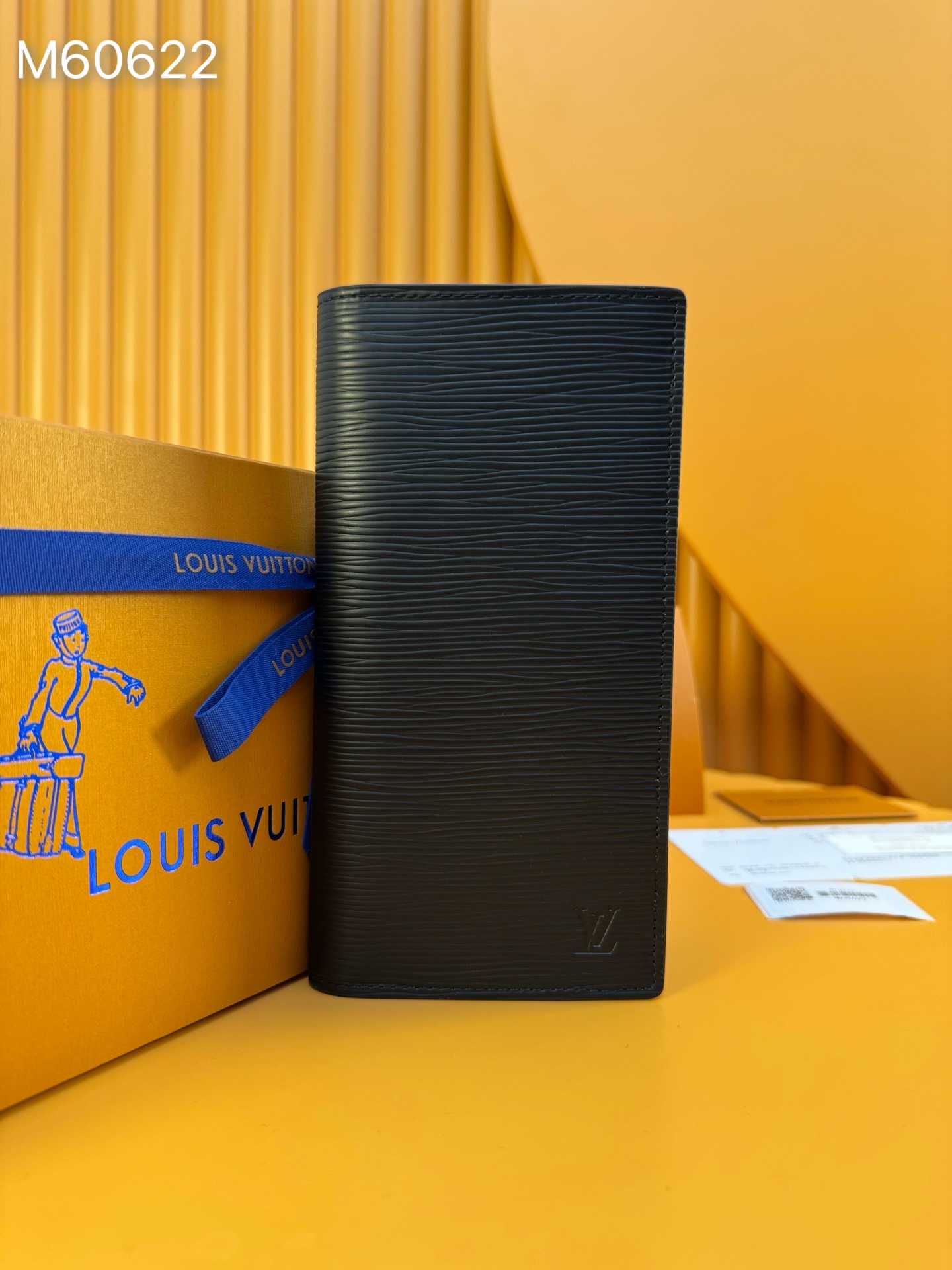 NO:673372,M60622 'Special Duty Free' [Official special edition·First class material·All steel hardware·Anti-counterfeiting chip·Full package] This wallet made of leather exudes an unstoppable masculinity. It has ample space and complete functions, and can be easily stored in a coat pocket. It can hold change, credit cards and banknotes. 19x10x2cm, LV wallet, louis vuitton, wallets, jackets & coats19860909M60622 《特級免稅》[官方专版·一級材料·全鋼五金·防偽芯片·全套包裝］这款用皮革制作的钱包散发着势不可挡的阳刚之气.空间充足,功能齐全,可轻易地收纳入外套口袋.可以装零钱、信用卡和纸币.19x10x2cm,LV钱包,louis vuitton,wallets,jackets & coats,欧美剧