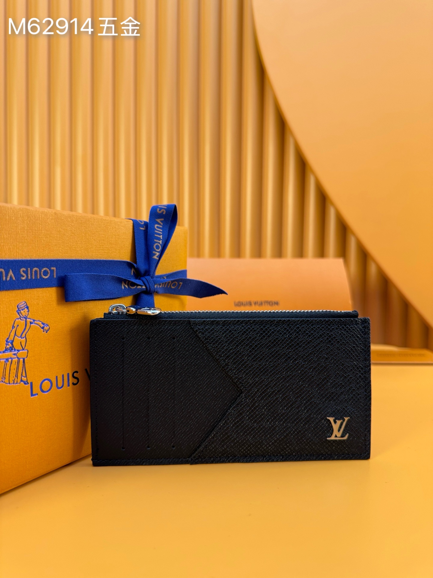 NO:674520,M62914 Hardware 'Special Duty Free' [Official special edition·First-class material·All-steel hardware·French chips·Full set of packaging] Coin card holder made of Louis Vuitton's iconic black Taiga leather, with a slim and neat appearance, ideal for safely storing change and banknotes. It has multiple credit card slots and banknote compartments, and is equipped with a silver zipper coin bag. 8.0x14.5x1.0cm, LV wallet, louis vuitton, louis vuitton,wallets19860909M62914五金 《特級免稅》[官方专版·一級材料·全鋼五金·法国芯片·全套包裝］ 由路易威登标志性的黑色Taiga皮革裁制而成的Coin卡夹,外观纤秀利落,安全存放零钱钞票的理想之选.内设多个信用卡插槽与纸币隔层,另配一个银色拉链硬币袋.8.0x14.5x1.0cm,LV钱包,louis vuitton,louis vuitton,wallets,欧美剧