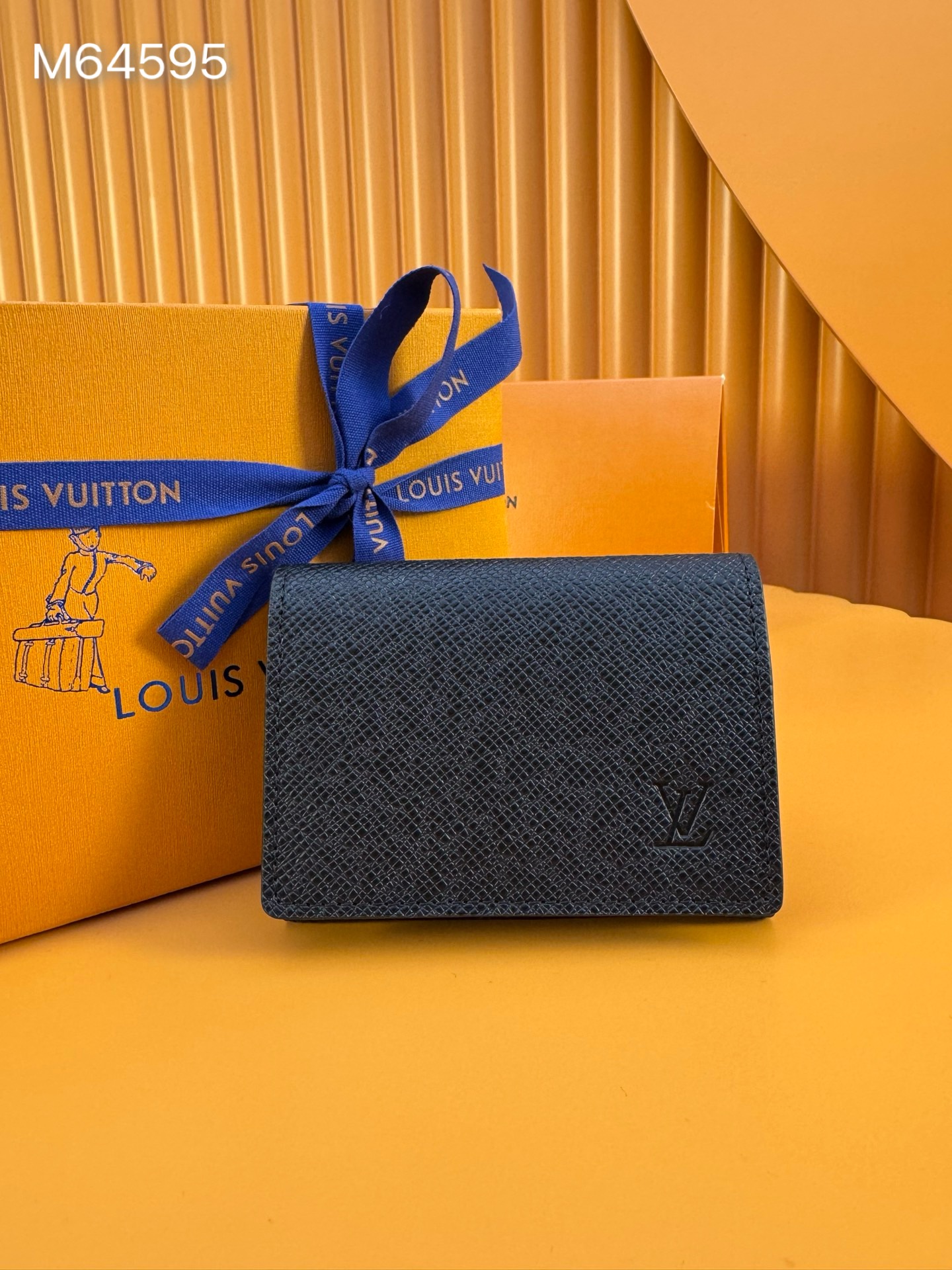 NO:673844,M64595 'Special Duty Free' [Official special edition·First-class material·All-steel hardware·Anti-counterfeiting chip·Full set of packaging] Wearing Louis Vuitton's iconic Taiga leather, this business card envelope can accept business cards, credit cards and parking tickets. 10.5x8 x 1.7cm, LV wallet, louis vuitton, louis vuitton, wallets19860909M64595 《特級免稅》[官方专版·一級材料·全鋼五金·防偽芯片·全套包裝］穿着路易威登标志性的泰加皮革,这个名片信封可以接受名片、信用卡和停车票.10.5x8 x 1.7cm,LV钱包,louis vuitton,louis vuitton,wallets,欧美剧
