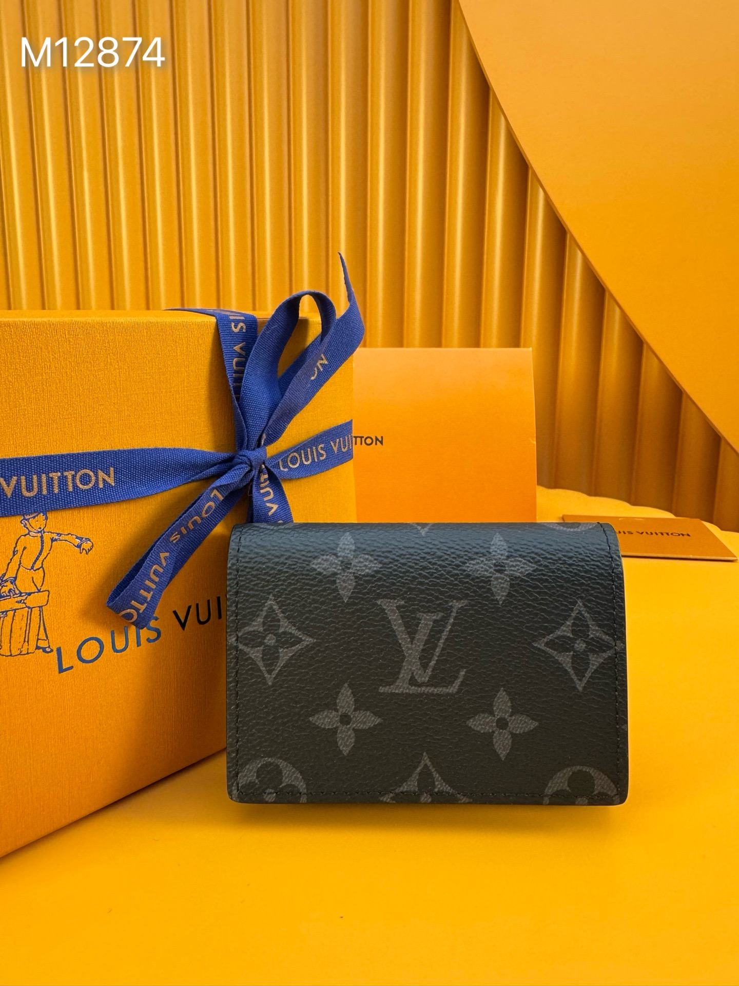 NO:673355,M12874 'Special Duty Free' [Official special edition·First-class material·All steel hardware·Anti-counterfeiting chip·Full set of packaging] This Envelope business card holder is made of Monogram Eclipse coated canvas. The snap button opening of the flip cover reveals the card interlayer and organ compartment, which can store business cards and various small items in an orderly manner. 10.5x8.0x1cm, LV wallet, louis vuitton, wallets19860909M12874 《特級免稅》[官方专版·一級材料·全鋼五金·防偽芯片·全套包裝］本款 Envelope 名片夹选用Monogram Eclipse涂层帆布,轻启翻盖的按扣开合即现卡片夹层和风琴隔层,可有序收纳名片及各式小物.10.5x8.0x1cm,LV钱包,louis vuitton,wallets,欧美剧