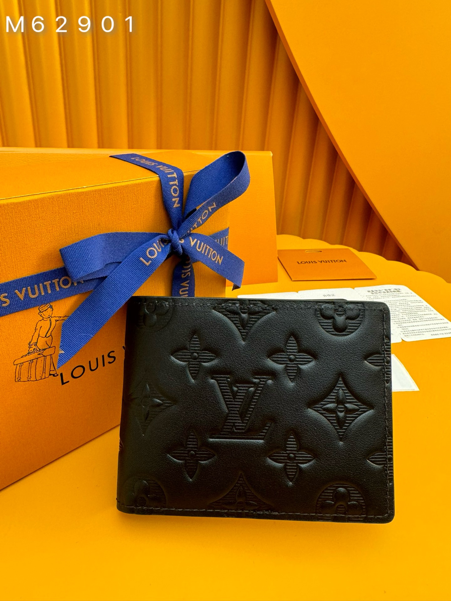 NO:673847,M62901 'Special Duty Free' [Official special edition·First class material·All steel hardware·Anti-counterfeiting chip·Full package] This Louis Vuitton Multiple wallet has a refreshing and simple design, the black calfskin fabric is very soft and decorated with iconic embossing. It is small in size and extremely portable. It is equipped with multiple credit card slots and compartments for bills and banknotes, and has outstanding practicality. 11.5x9.0x1.5cm, LV wallet, louis vuitton, louis vuitton,wallets,cowhide19860909M62901 《特級免稅》[官方专版·一級材料·全鋼五金·防偽芯片·全套包裝］此款路易威登Multiple钱夹设计清爽简洁,黑色小牛皮面料质地十分柔软,饰有标志性压纹.尺寸小巧,极为便携,内配多个信用卡插槽与票据和纸钞隔层,实用性出众.11.5x9.0x1.5cm,LV钱包,louis vuitton,louis vuitton,wallets,cowhide,欧美剧