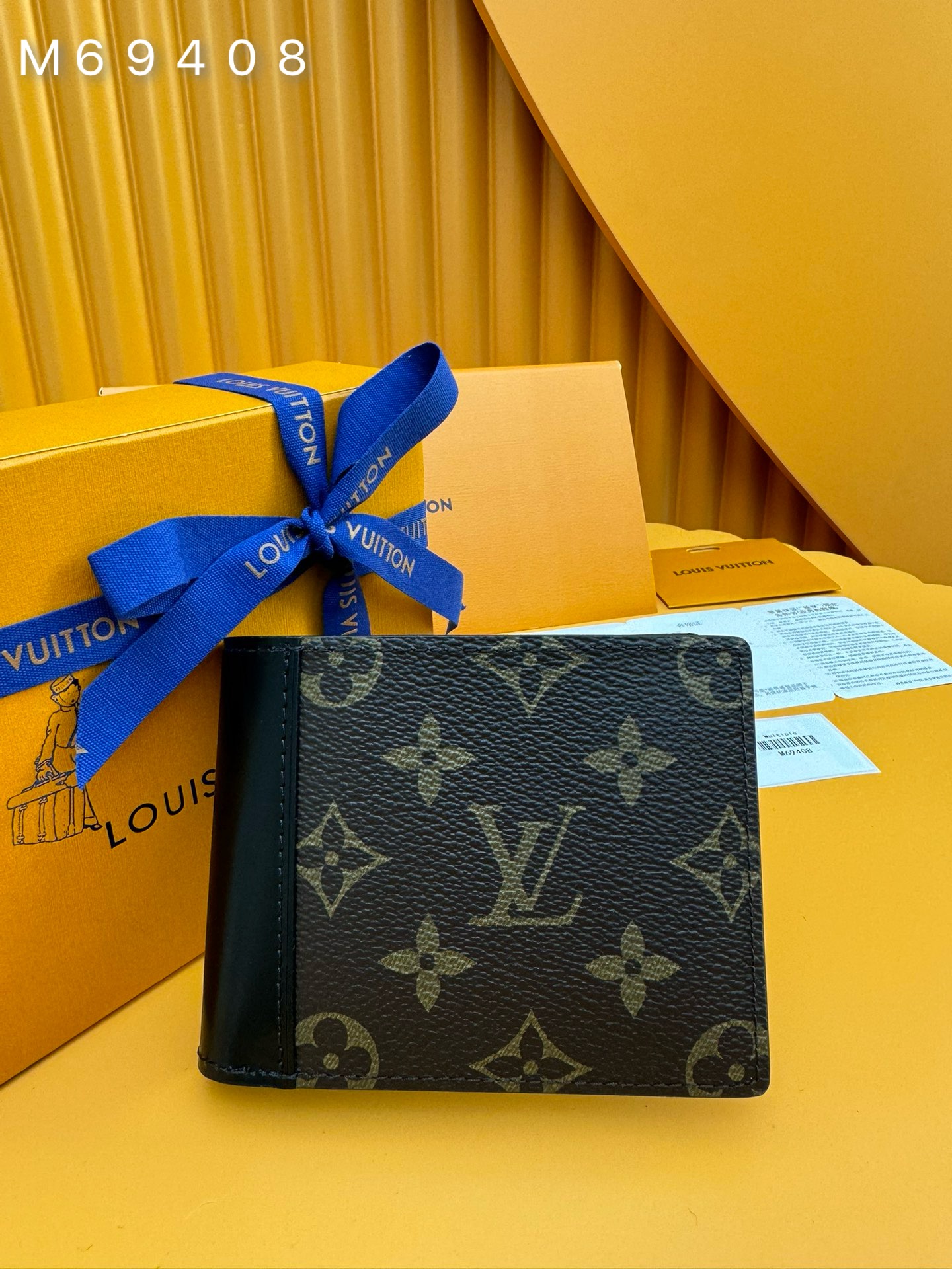 NO:673804,M69408 'Special Duty Free' [Official special edition·First-grade material·All-steel hardware·Anti-counterfeiting chip·Full set of packaging] This Multiple wallet is made of Monogram Macassar material to reproduce the slim design. It can accommodate banknotes, credit cards, business cards, bills and other items while being put into the pocket. It uses the concept of contemporary pragmatism to define the method of carrying daily necessities. It is also a good gift choice. 11.5X9X1.5cm, LV wallet, louis vuitton, wallets19860909M69408 《特級免稅》[官方专版·一級材料·全鋼五金·防偽芯片·全套包裝］本款 Multiple 钱夹以 Monogram Macassar 材质再现纤薄设计,在容纳纸币、信用卡、名片、票据等物的同时可收入口袋中,以当代实用主义理念定义携带日常所需之法,亦是馈赠佳礼之选.11.5X9X1.5cm,LV钱包,louis vuitton,wallets,欧美剧