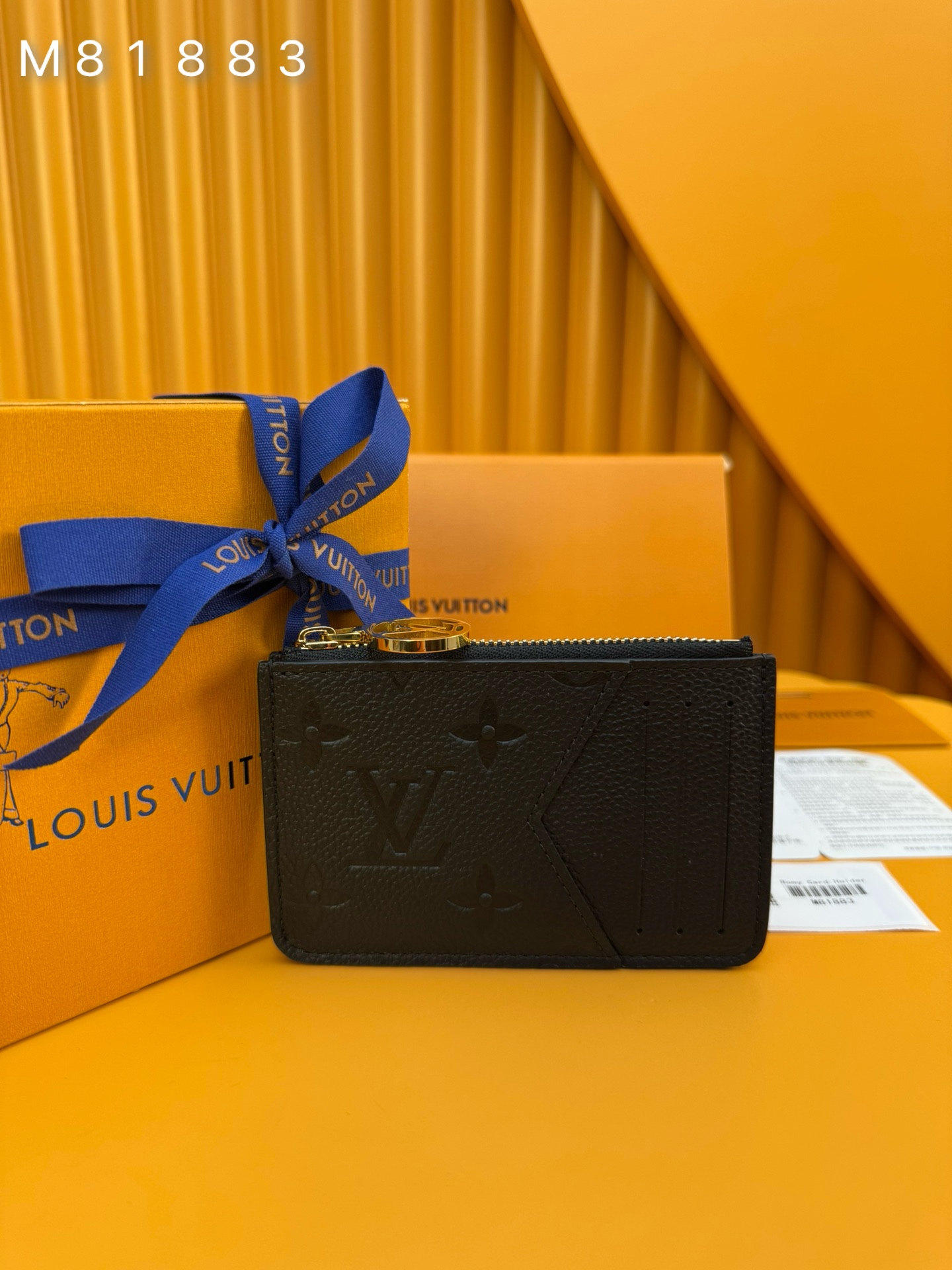 NO:673385,M81883 'Special Class Duty Free' [Official Edition·First Class Material·All Steel Hardware·French Chip·Full Packaging] 'Port Caltromi' has been updated with single-body implant-free leather characterized by embossed processing. It has the practical charm of a zippered opening and closing socket that can store cards, cash, coins and receipts. The IV series zipper made of gold metal adds highlights. 12x8x0.8cm, LV wallet, louis vuitton, wallets19860909M81883 《特級免稅》[官方专版·一級材料·全鋼五金·法国芯片·全套包裝］ 以壓花加工為特徵的單體無植入皮革進行了更新的“波爾特卡爾特羅米”.具有可收納卡片、現金、硬幣和收據的帶有拉鍊開閉式插座的實用性魅力.用金色金屬製成的IV系列拉鍊增添了亮點.12x8x0.8cm,LV钱包,louis vuitton,wallets,欧美剧