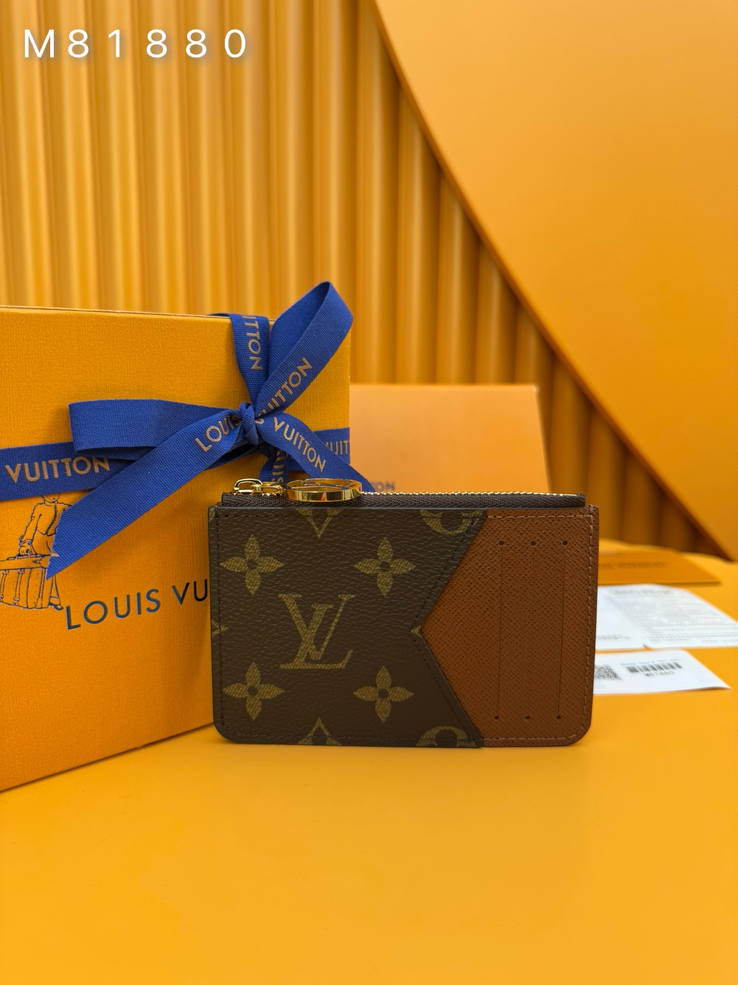 NO:673573,M81880 'Special Duty Free' [Official special edition·First class material·All steel hardware·French chip·Full set of packaging] 'Porto Cardo Romi' with a modern atmosphere and multiple functions. The simple design of the Cardica One is combined with a zippered opening and closing bag with a socket for improved practicality. The pocket part is ideal for storing cash, coins and receipts. A refreshing model carefully crafted with a single canvas, with a colorful leather lining and a zipper with a gold metal LV ring. 12x8x0.8cm, LV wallet, louis vuitton, wallets19860909M81880 《特級免稅》[官方专版·一級材料·全鋼五金·法国芯片·全套包裝］ 具有現代氛圍和多種功能的“波爾圖卡·羅米”.卡德凱一的簡單設計與拉鍊開閉式帶插座的袋子相結合,提高了實用性.口袋部分非常適合存放現金、硬幣和收據.用單體畫布精心打造的清新型號,配以色彩繽紛的皮革內襯和金色金屬LV圈的拉鍊.12x8x0.8cm,LV钱包,louis vuitton,wallets,欧美剧