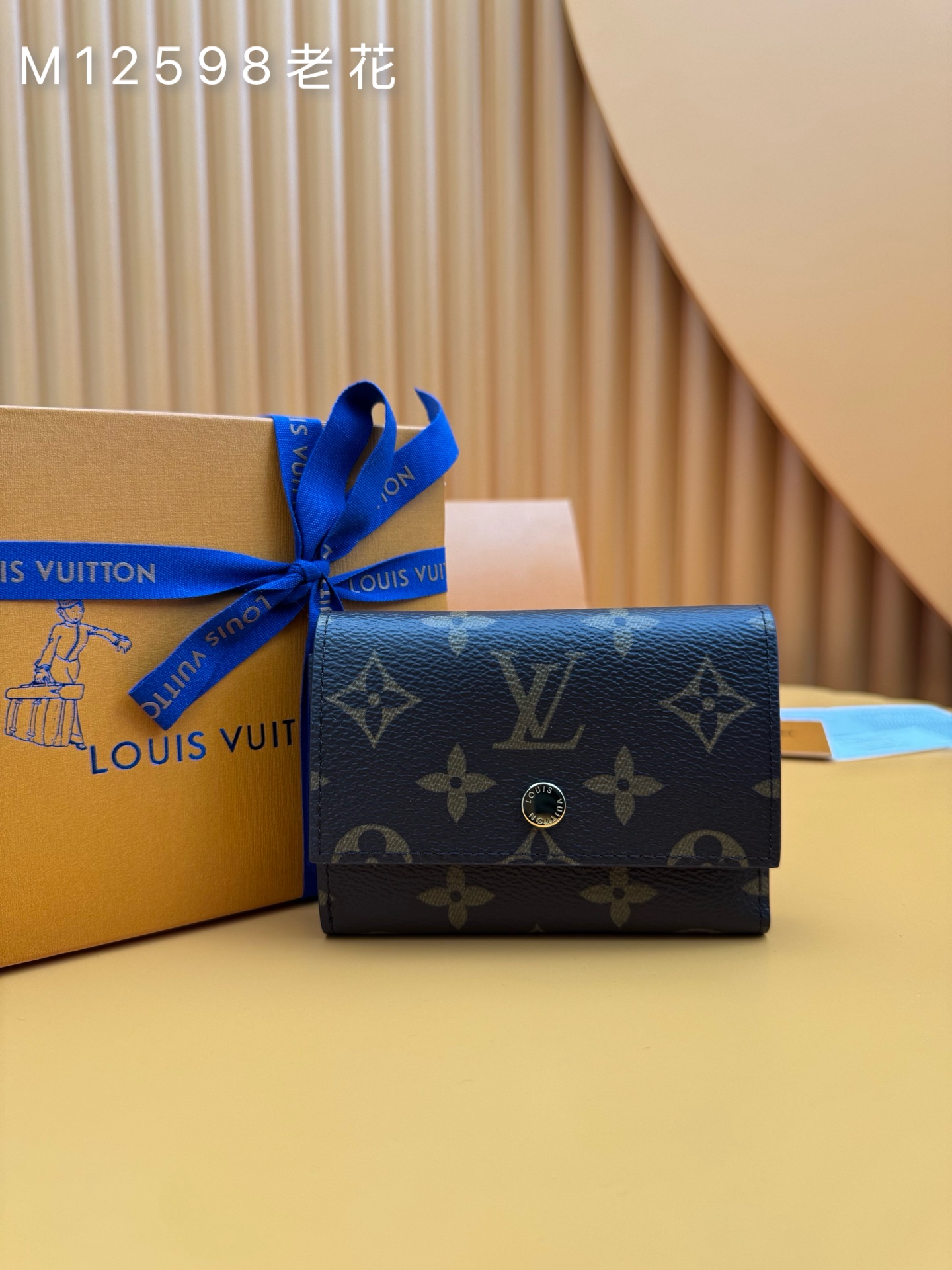 NO:673856,M12598 Presbyopia [Official All-Steel Chip Version] The elegant Victor Wallet in Monogram Eclipse canvas is a practical way to carry coins, cards, notes and receipts. Unlock the push-button closure and this wallet unfolds to reveal a pocket for banknotes, five slots for credit cards or transit cards, and a zippered pocket for coins. The Victor Wallet fits easily into almost any pocket. 11.5x9x2.5cm, LV Wallet, Louis vuitton,wallets19860909M12598老花 [官方全鋼芯片版] 優雅的Victor錢包採用Monogram Eclipse帆布製成,是攜帶硬幣、卡片、票據和收據的實用方式.解開按鈕式閉合,這個錢包可以展開,露出一個用於存放紙幣的口袋,五個用於存放信用卡或交通卡的插槽,以及一個用於存放硬幣的拉鍊口袋. Victor錢包可以輕鬆放入幾乎任何口袋中.11.5x9x2.5cm,LV钱包,louis vuitton,wallets,欧美剧