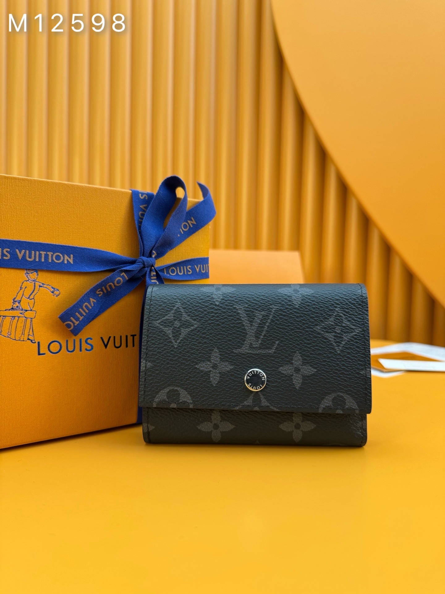 NO:673493,M12598 'Special Duty Free' [Official Special Edition·First Class Material·All Steel Hardware·French Chip·Full Packaging] Made of Monogram Eclipse canvas, the elegant Victor wallet is a practical way to carry coins, cards, bills and receipts. Unlock the button closure and this wallet unfolds to reveal a pocket for banknotes, five slots for credit cards or transit cards, and a zippered pocket for coins. Victor wallet can easily fit into almost any pocket.11.5x9x2.5cm,LV wallet,louis vuitton,wallets19860909M12598 《特級免稅》[官方专版·一級材料·全鋼五金·法国芯片·全套包裝］ 優雅的Victor錢包採用Monogram Eclipse帆布製成,是攜帶硬幣、卡片、票據和收據的實用方式.解開按鈕式閉合,這個錢包可以展開,露出一個用於存放紙幣的口袋,五個用於存放信用卡或交通卡的插槽,以及一個用於存放硬幣的拉鍊口袋. Victor錢包可以輕鬆放入幾乎任何口袋中.11.5x9x2.5cm,LV钱包,louis vuitton,wallets,欧美剧