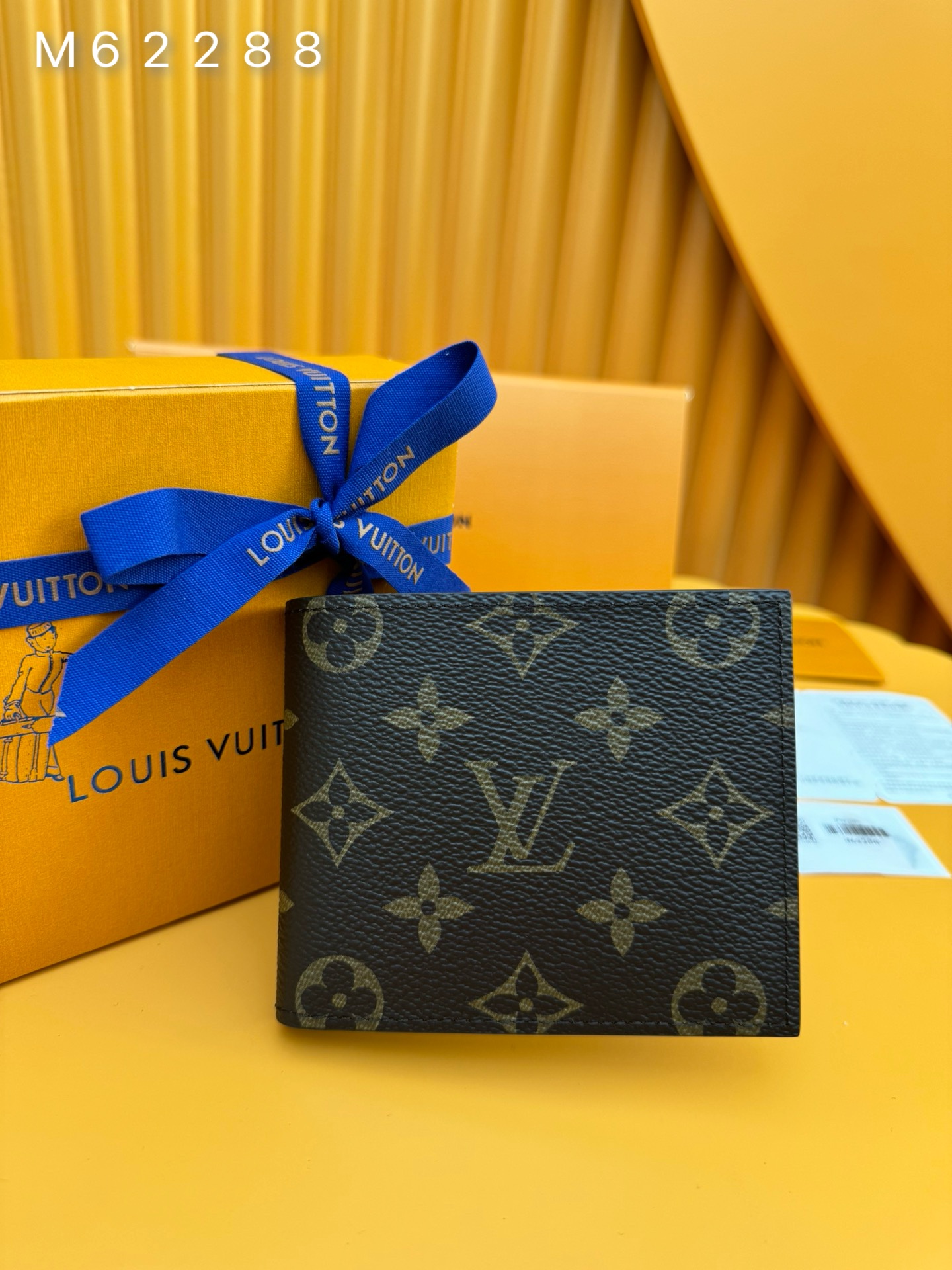 NO:674519,M62288 'Special Duty Free' [Official special edition·First class material·All steel hardware·French chips·Full set of packaging] This Monogram Marco wallet is designed with a snap pocket to store change, 3 credit card slots and a long banknote compartment. 11.0x9.0x2cm, LV wallet, louis vuitton, wallets19860909M62288 《特級免稅》[官方专版·一級材料·全鋼五金·法国芯片·全套包裝］ 这款Monogram Marco钱夹设计有一个按扣袋,可收纳零钱,另有3个信用卡槽和一个长型纸钞隔层.11.0x9.0x2cm,LV钱包,louis vuitton,wallets,欧美剧