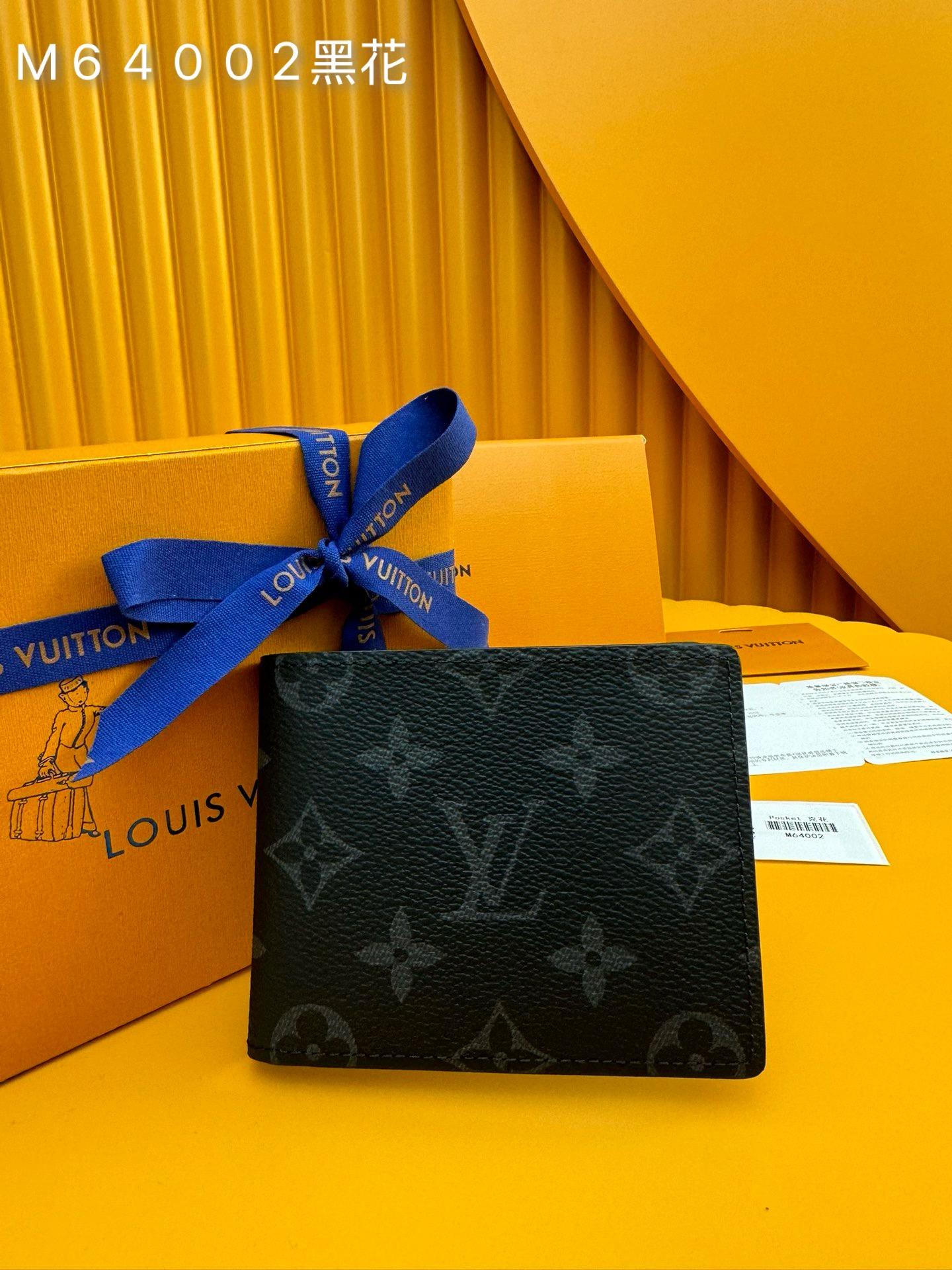 NO:673864,M64002 Gram Flower 'Special Duty Free' [Official Special Edition·First Class Material·All Steel Hardware·French Chip·Complete Packaging] This wallet made of coated canvas is small and thin, can accommodate daily belongings, but can be easily stored in the front pocket or back pocket of clothing. This wallet has a transparent interlayer for ID. 11.0x8.5x1.0cm, LV wallet, louis vuitton, wallets19860909M64002克花 《特級免稅》[官方专版·一級材料·全鋼五金·法国芯片·全套包裝］这款以涂层帆布打造的钱包小巧而纤薄,可容纳日常随身物,却又能轻易收纳入衣物前口袋或后口袋.这款钱包设有装ID的透明夹层.11.0x8.5x1.0cm,LV钱包,louis vuitton,wallets,欧美剧