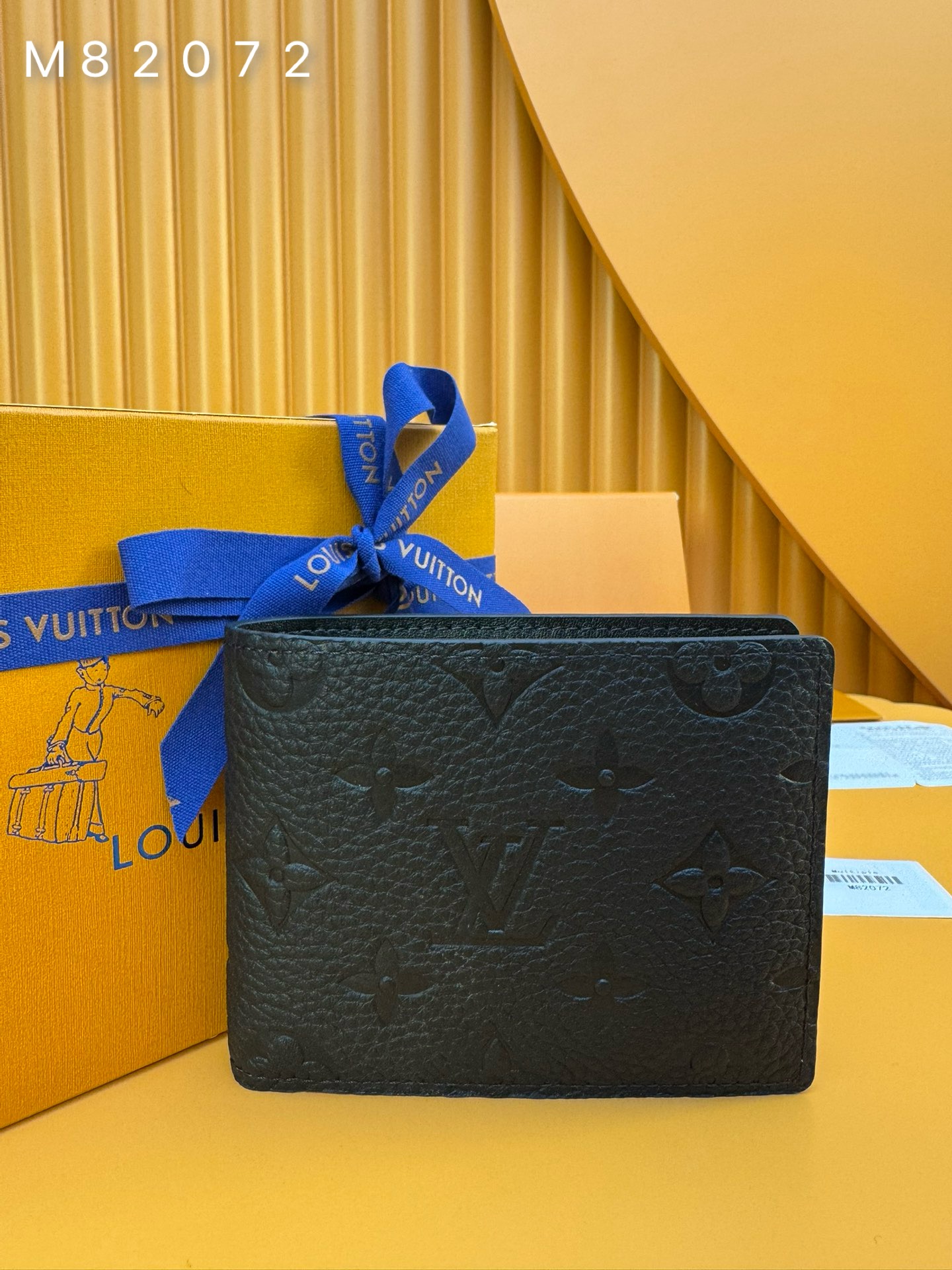 NO:673379,M82072 'Special Duty Free' [Official special edition·First-class material·All-steel hardware·French chips·Full set of packaging] This Multiple wallet is made of full-grain Taurillon leather embossed with Monogram flowers and LV letters, showing the elegance of craftsmanship. The compact structure can be placed in most pockets, and can also be stored neatly through card compartments, compartments and pockets. 11.5x9x1.5cm, LV wallet, louis vuitton, wallets19860909M82072《特級免稅》[官方专版·一級材料·全鋼五金·法国芯片·全套包裝］ 本款 Multiple 钱夹为全粒面Taurillon 皮革压印 Monogram花卉和LV字母,尽展工艺作品的典雅气息.紧凑构型可置于多数口袋,亦可通过卡片夹层、隔层和口袋确保齐整收纳.11.5x9x1.5cm,LV钱包,louis vuitton,wallets,欧美剧