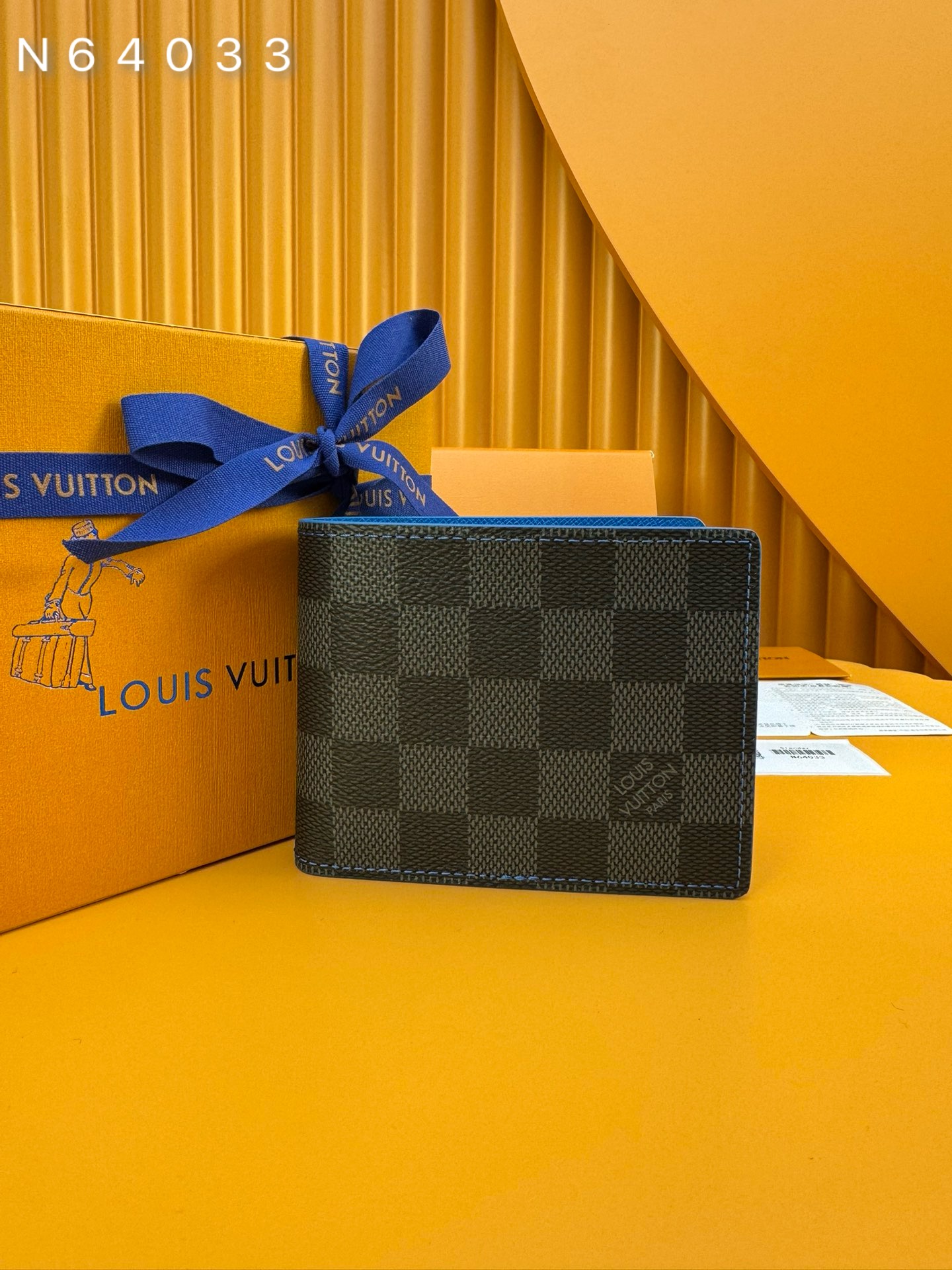 NO:673346,N64033 'Special Duty Free' [Official Special Edition · First Class Material · All Steel Hardware · French Chip · Full Packaging] The Damier graphite canvas Slender wallet opens to reveal a BL cowhide leather lining eu electrical, contrasting with the black and gray exterior. This thin portfolio contains essential payments in a format that can be easily slipped into the pocket of a jacket or trousers. 11x8.5x2cm, LV wallet, louis vuitton, wallets, jackets & coats,cowhide19860909N64033 《特級免稅》[官方专版·一級材料·全鋼五金·法国芯片·全套包裝］ Damier石墨帆布Slender钱包打开,揭示了bl牛皮内衬eu电气,与黑色和灰色的外部形成鲜明对比.这个薄的投资组合包含了以一种可以轻松滑入夹克或裤子的口袋的格式进行必要的支付.11x8.5x2cm,LV钱包,louis vuitton,wallets,jackets & coats,cowhide,欧美剧