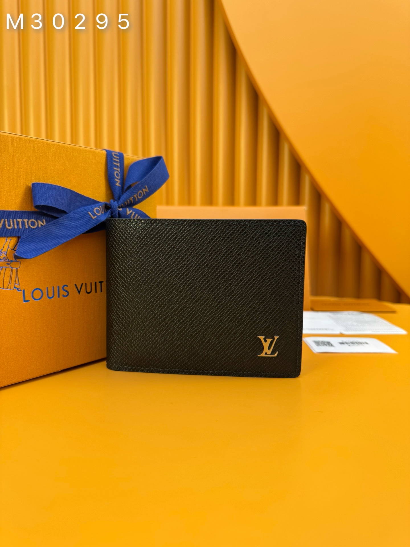 NO:673358,M30295 'Special Duty Free' [Official Special Edition·First Class Material·All Steel Hardware·French Chip·Full Package] Made of Maison's two-tone embossed Taiga leather, this multipurpose wallet is a functional and elegant accessory in a compact format. Flexible and durable, it includes multiple slots for cards and two compartments for receipts and banknotes. This model is decorated with silver LV Initials signature. 11.5x9x1.5cm, LV wallet, louis vuitton,wallets19860909M30295 《特級免稅》[官方专版·一級材料·全鋼五金·法国芯片·全套包裝］ 採用Maison的雙色壓花泰加皮革製成,這款多用途錢包採用緊湊的格式,是一款功能性和優雅的配件.靈活且耐用,它包括卡片的多個插槽以及收據和鈔票的兩個隔間.此模型裝飾著銀色LV Initials簽名.11.5x9x1.5cm,LV钱包,louis vuitton,wallets,欧美剧