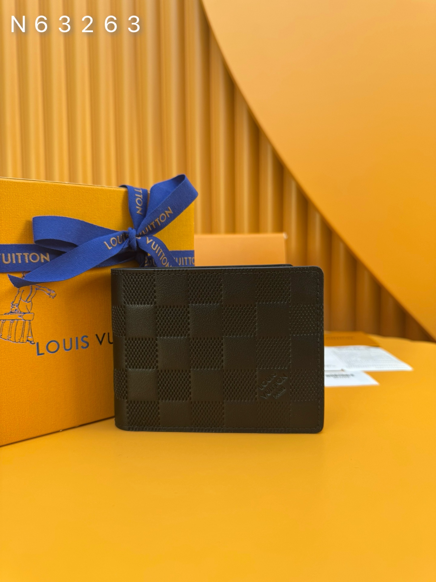 NO:673356,N63263 'Special Duty Free' [Official Special Edition·First Class Material·All Steel Hardware·French Chip·Complete Packaging] This slender wallet is made of full-grain Taurillon leather embossed with Damier lnfini plaid and Logo letters, showing the elegance of craftsmanship. The compact structure can be placed in most pockets, and can also be stored neatly through card compartments, compartments and pockets. 11.5x9x1.5cm, LV wallet, louis vuitton,wallets19860909N63263 《特級免稅》[官方专版·一級材料·全鋼五金·法国芯片·全套包裝］本款slender钱夹为全纹面Taurillon 皮革压印Damier lnfini格子和Logo字母,尽展工艺作品的典雅气息.紧凑构型可置于多数口袋,亦可通过卡片夹层、隔层和口袋确保齐整收纳.11.5x9x1.5cm,LV钱包,louis vuitton,wallets,欧美剧