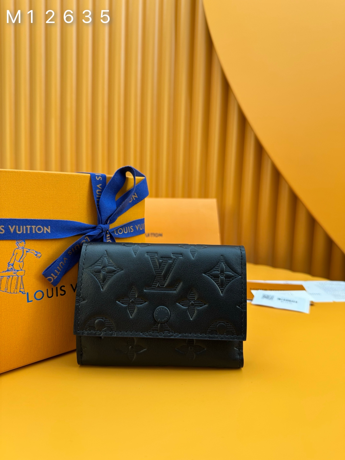 NO:674502,M12635 'Special Duty Free' [Official Special Edition·First Class Material·All Steel Hardware·French Chip·Full Packaging] Lightly embossed single-body patterned single-body shadow leather, updated with a 'Quite Luxury' atmosphere, compact size 'Victor Wallet'. In addition to a zippered pocket, it comes with a practical interior including a bill and receipt pocket and five card slots. With 'Louis The snap-opening flap with the Vuitton' logo is also very attractive. 11.5x9x2.5cm, LV wallet, louis vuitton, louis vuitton, wallets19860909M12635 《特級免稅》[官方专版·一級材料·全鋼五金·法国芯片·全套包裝］ 轻巧地用压花加工的单体图案的单体影子皮革,更新为“奎特奢华”的氛围,紧凑尺寸的“维克多钱包”.除了一个带拉链的口袋外,它还配有实用的内饰,包括纸币和收据口袋和五个卡槽.带有“Louis Vuitton”标志的按扣开合的翻盖也很有魅力.11.5x9x2.5cm,LV钱包,louis vuitton,louis vuitton,wallets,欧美剧