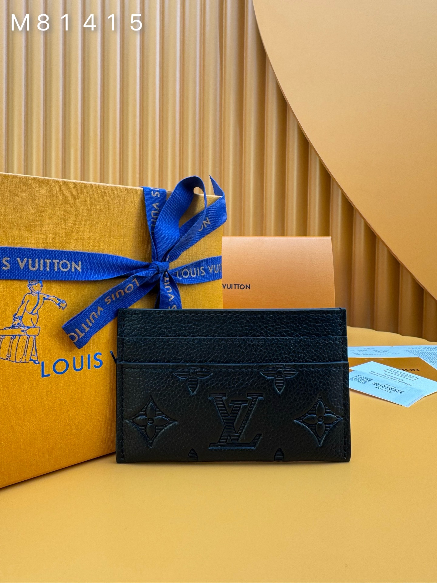 NO:673373,M81415 'Special Duty Free' [Official Edition·First Class Material·All Steel Hardware·French Chip·Full Packaging] Both compact and elegant, this Double card box uses Monogram Shadow aesthetics as the essence of exquisite elegance. The luxurious black calfskin is cleverly inlaid with House Monogram pattern. This accessory can be easily put into a pocket or bag, with four card slots and a middle compartment. This is the perfect gift for Monogram lovers. 11x 7x1.5cm,LV wallet,louis vuitton,wallets,cowhide19860909M81415 《特級免稅》[官方专版·一級材料·全鋼五金·法国芯片·全套包裝］ 既小巧又优雅,这款Double卡片盒以Monogram Shadow美学为精致典雅的精髓.豪华的黑色小牛皮以House Monogram图案巧妙地镶嵌.这款配件可轻松放入口袋或包中,设有四个卡片插槽和中间的隔间.这是Monogram爱好者的完美礼物.11x 7x1.5cm,LV钱包,louis vuitton,wallets,cowhide,欧美剧