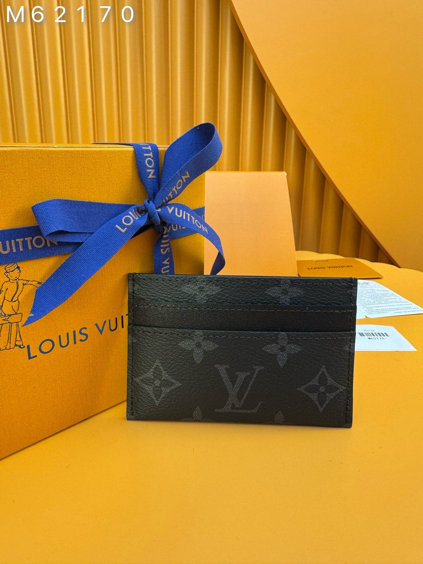 NO:673345,M62 'Special Duty Free' [Official special edition·First class material·All steel hardware·French chip·Full set of packaging] This card holder made of new coated canvas material has a beautiful and fashionable style, is compact and can be easily put into your pocket. It is equipped with a central pocket and four slots, which can store credit cards, plane and bus tickets and business cards. 11.0x7.0x0.6cm, LV wallet, louis vuitton, wallets19860909M62 《特級免稅》[官方专版·一級材料·全鋼五金·法国芯片·全套包裝］ 此款采用全新涂层帆布材质的卡片夹风格靓丽而时髦,体积小巧,可轻松收入口袋中.配有中央口袋与四个插槽,可存放信用卡、飞机与车船票以及名片.11.0x7.0x0.6cm,LV钱包,louis vuitton,wallets,欧美剧