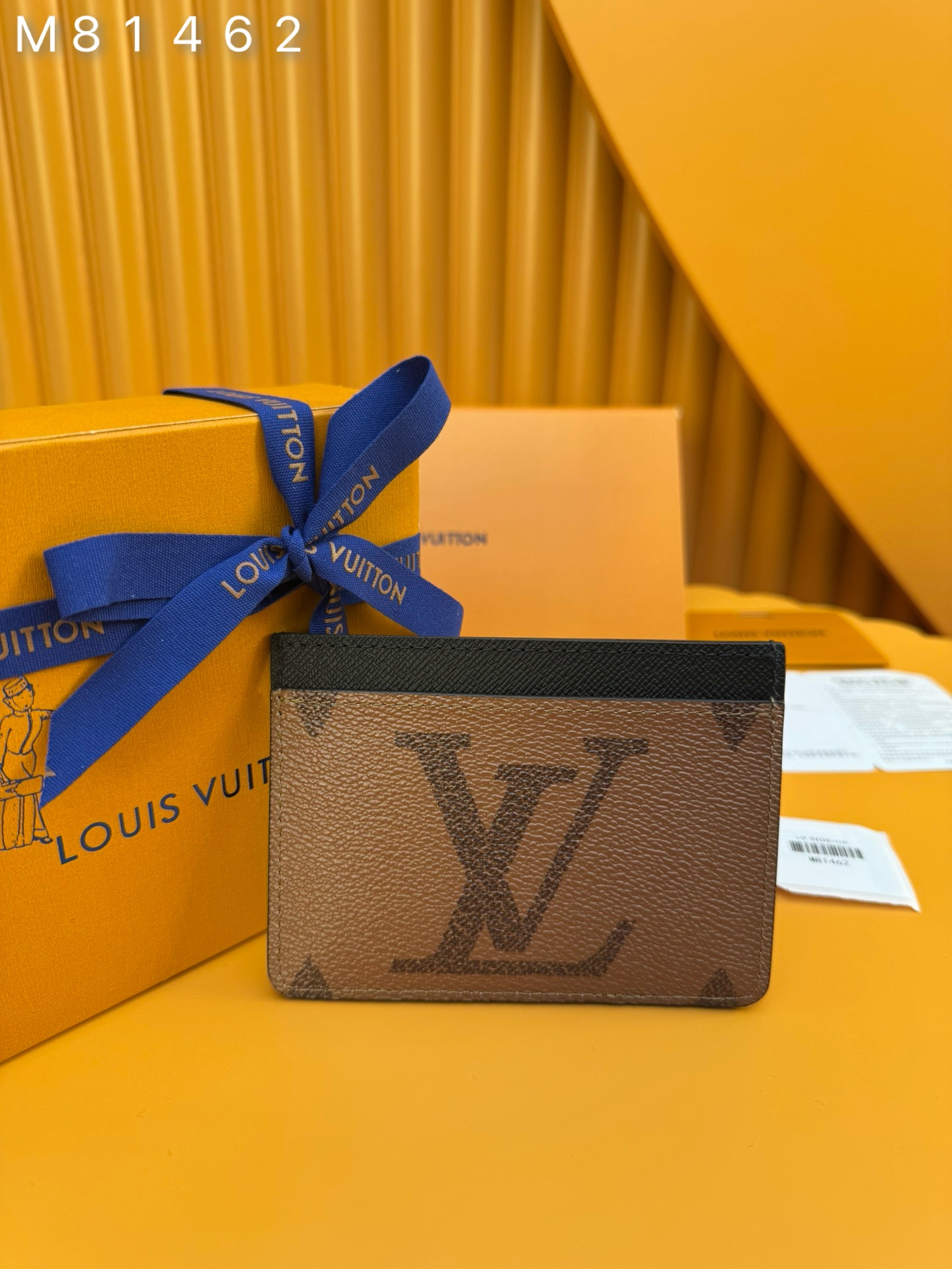 NO:673797,M81462 'Special Duty Free' [Official Special Edition·First Class Material·All Steel Hardware·French Chip·Full Packaging] Elegant and well thought out, this LV Side-Up card holder combines Monogram and Monogram reverse canvas. Designed for daily life, this accessory has three vertical card slots and three wide horizontal card slots, perfect for storing tickets, bills, as well as credit cards, visits and transportation. 11.7x8.5x0.7cm, LV wallet, louis vuitton, wallets19860909M81462《特級免稅》[官方专版·一級材料·全鋼五金·法国芯片·全套包裝］优雅而深思熟虑,此LV Side-Up卡片夹结合了 Monogram和Monogram反向画布.专为日常生活而设计,该附件有三个垂直卡槽和三个宽的水平卡槽,非常适合存放门票,票据,以及信用卡,参观和交通.11.7x8.5x0.7cm,LV钱包,louis vuitton,wallets,欧美剧