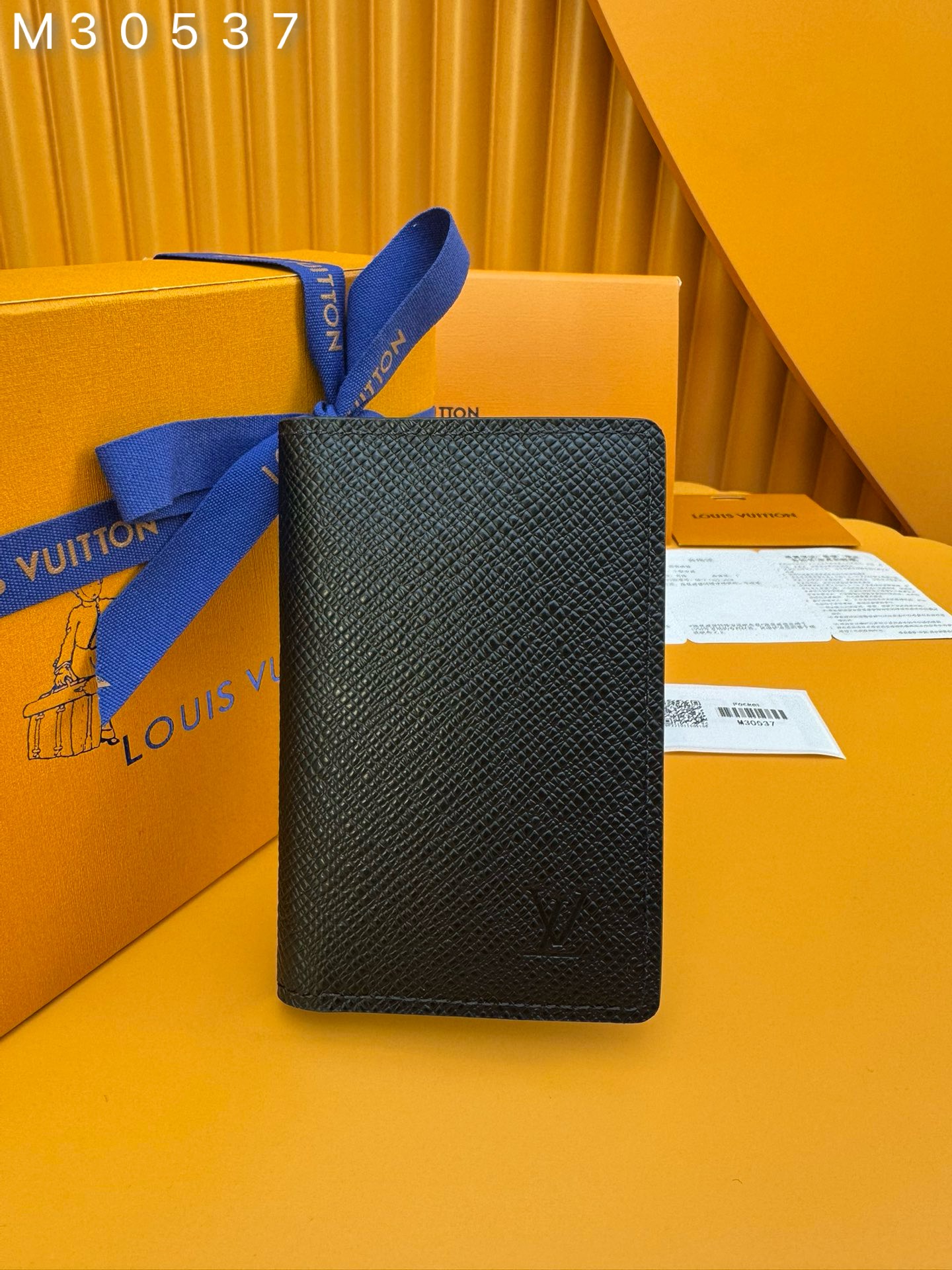 NO:673364,M30537 'Special Duty Free' [Official Special Edition·First Class Material·All Steel Hardware·French Chip·Full Packaging] This compact pocket organizer has all the qualities of a wallet, welcoming credit cards, banknotes and paper. It belongs to the Taiga leather series, which is the first family men's series. 7.5x11x1cm, LV wallet, louis vuitton, wallets19860909M30537《特級免稅》[官方专版·一級材料·全鋼五金·法国芯片·全套包裝］这个紧凑的口袋组织器,拥有一个钱包的所有品质,欢迎信用卡,纸币和纸张.它属于Taiga皮革系列,这是第一个家庭男士系列.7.5x11x1cm,LV钱包,louis vuitton,wallets,欧美剧