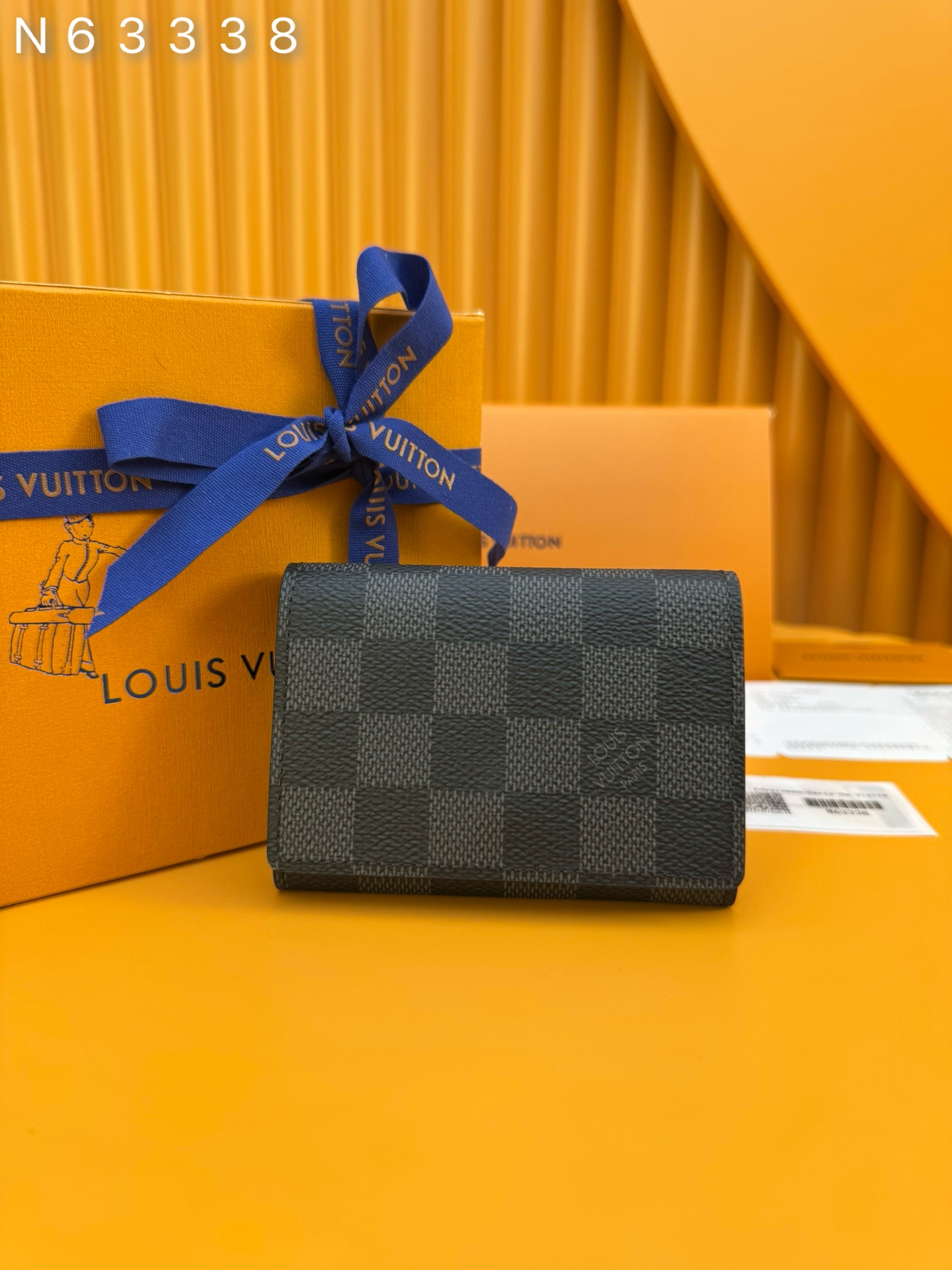 NO:673496,N63338 'Special Duty Free' [Official special edition·First class material·All steel hardware·French chips·Full set of packaging] Made of classic coated canvas, this business card holder allows you to carry your business card or credit card with you delicately and can be easily stored in almost any pocket. It adopts snap closure. 10.5X8.0cm, LV wallet, louis vuitton, wallets19860909N63338 《特級免稅》[官方专版·一級材料·全鋼五金·法国芯片·全套包裝］ 以经典涂层帆布制作,这款名片夹让您可以精致地把名片或信用卡随身携带,可轻易收纳入几乎任何口袋,采用按扣开合.10.5X8.0cm,LV钱包,louis vuitton,wallets,欧美剧